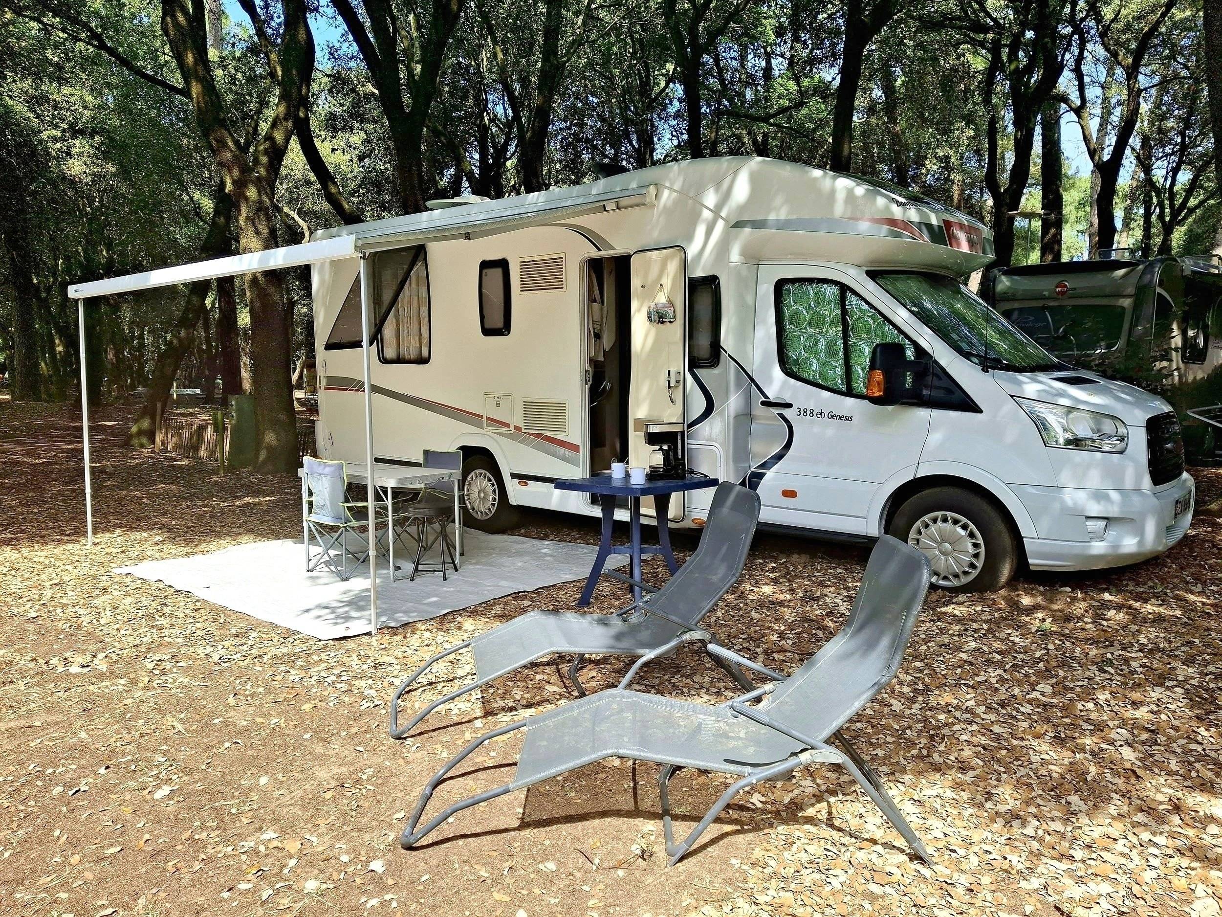 Vista frontale a ¾ Ford Transit 2,2 l 155 ch - Yescapa