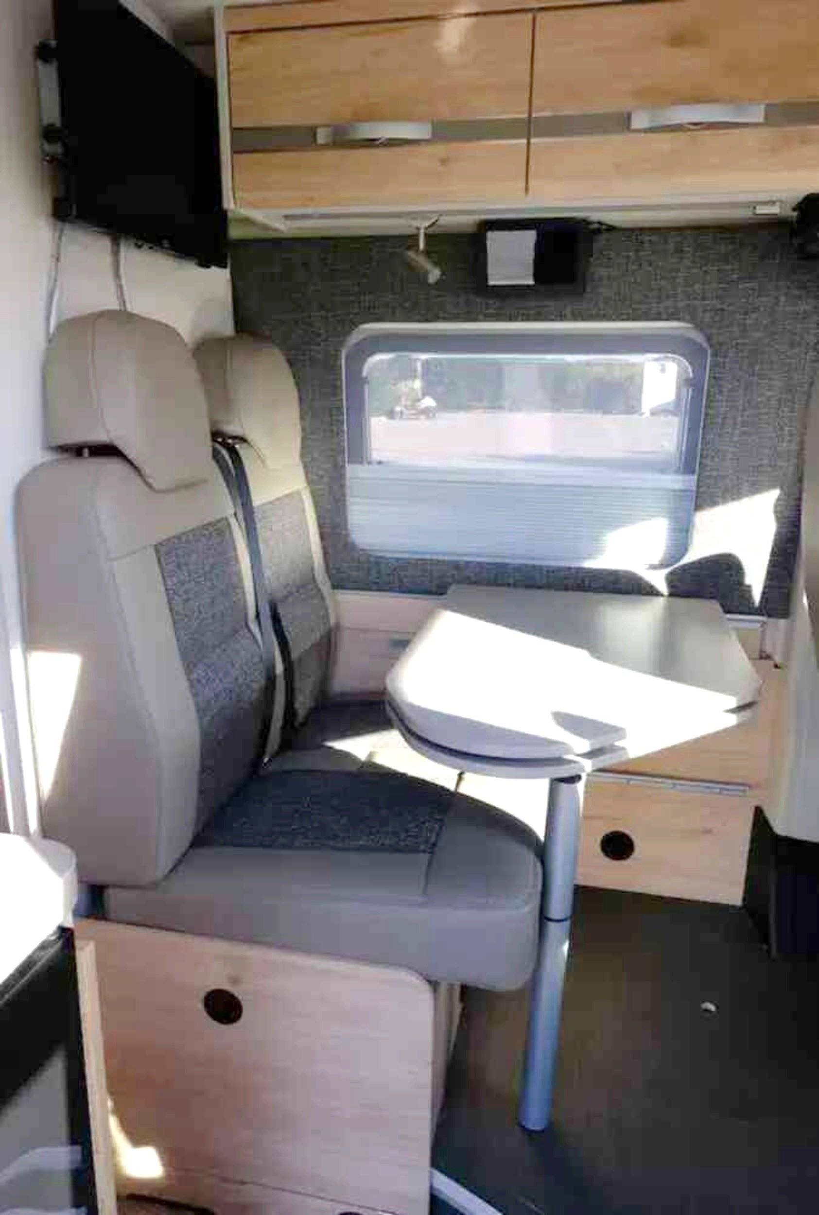 Área de jantar Citroën Jumper 2,0l 163 ch - Yescapa