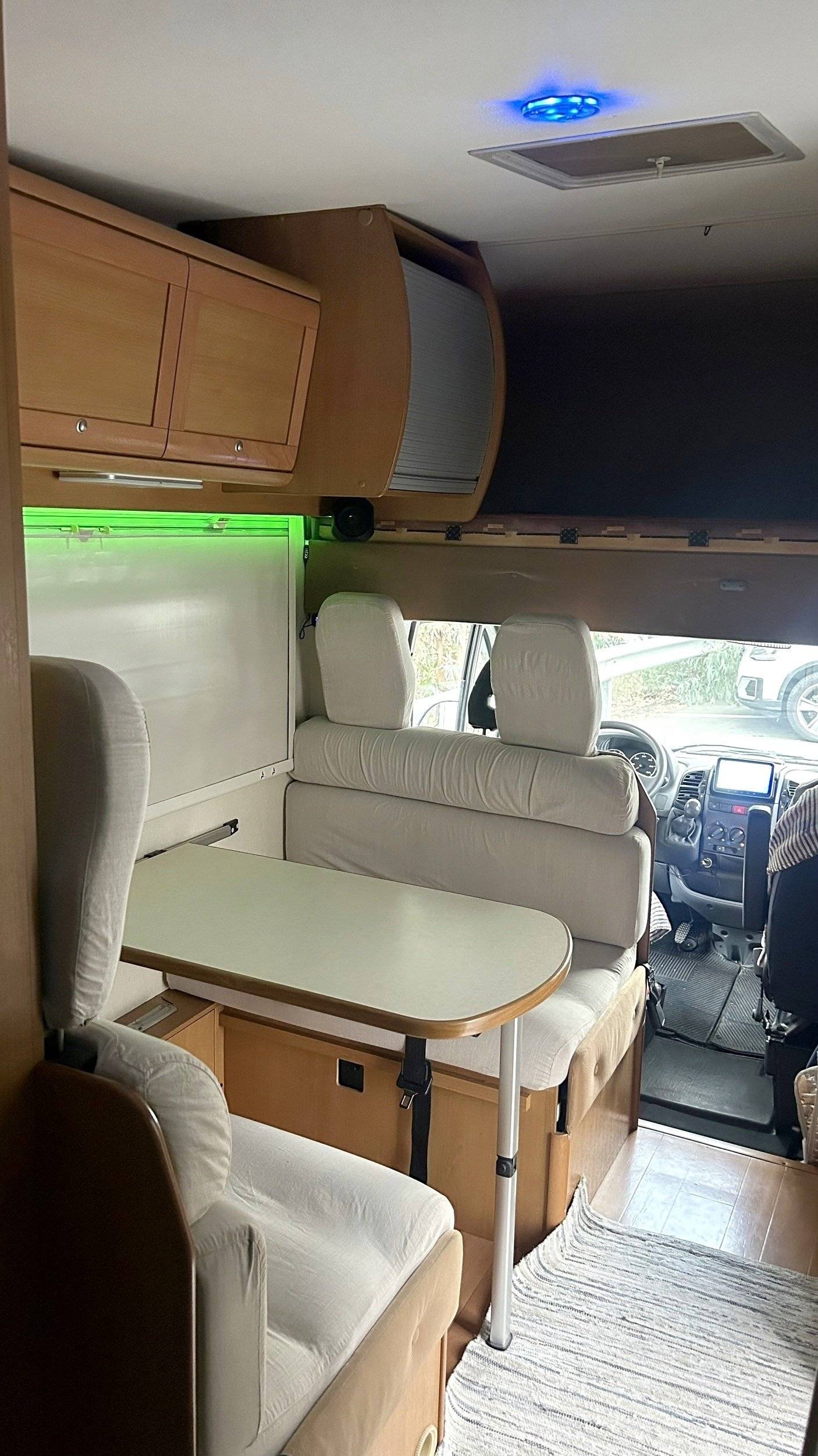 Área de jantar Fiat Ducato 2.8 JTD - Yescapa