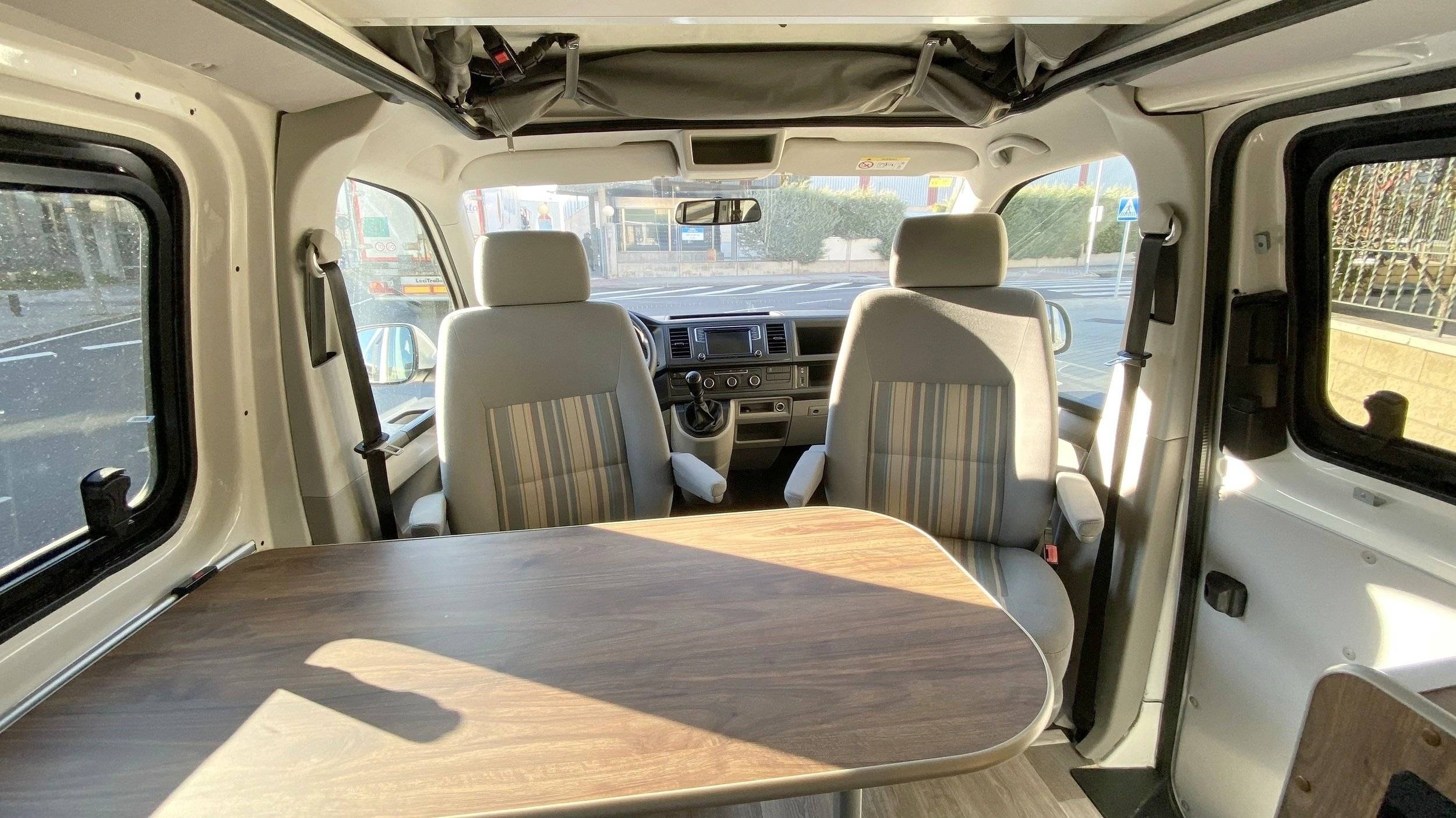 Volkswagen Transporter T6 (Roja)