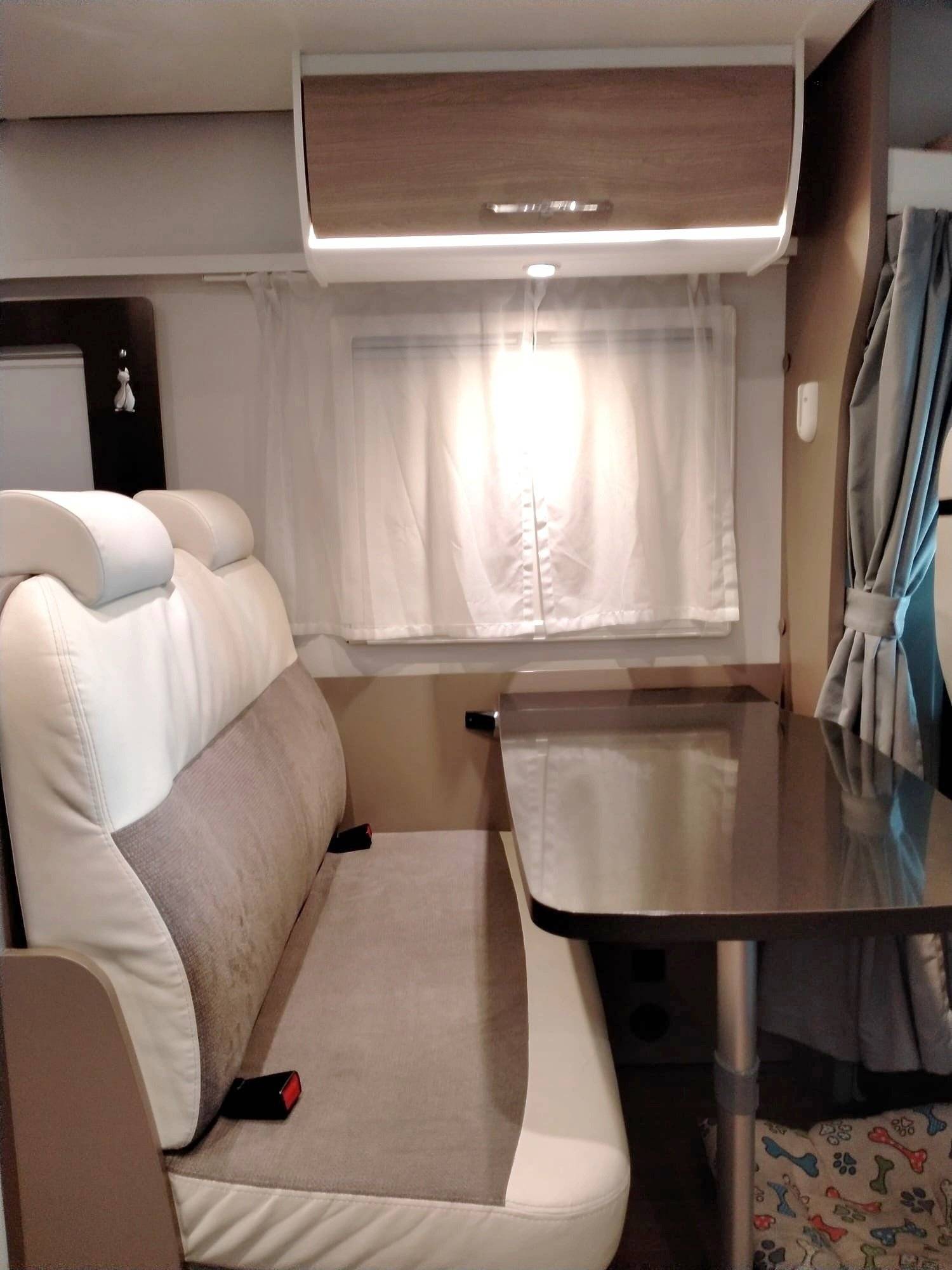 Dining Area Fiat - Yescapa