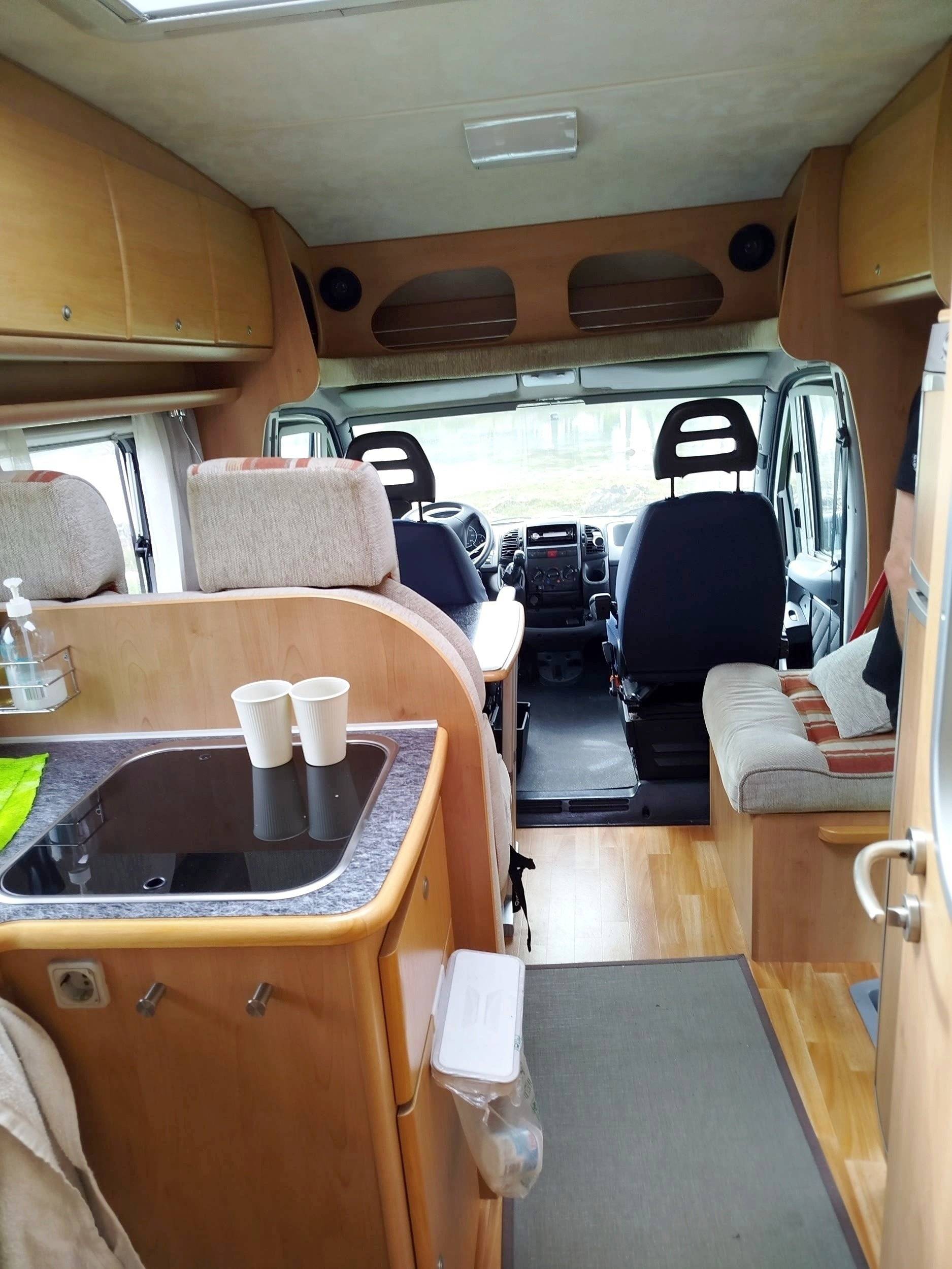 Dining Area Fiat Ducato 2.8 130 cv - Yescapa