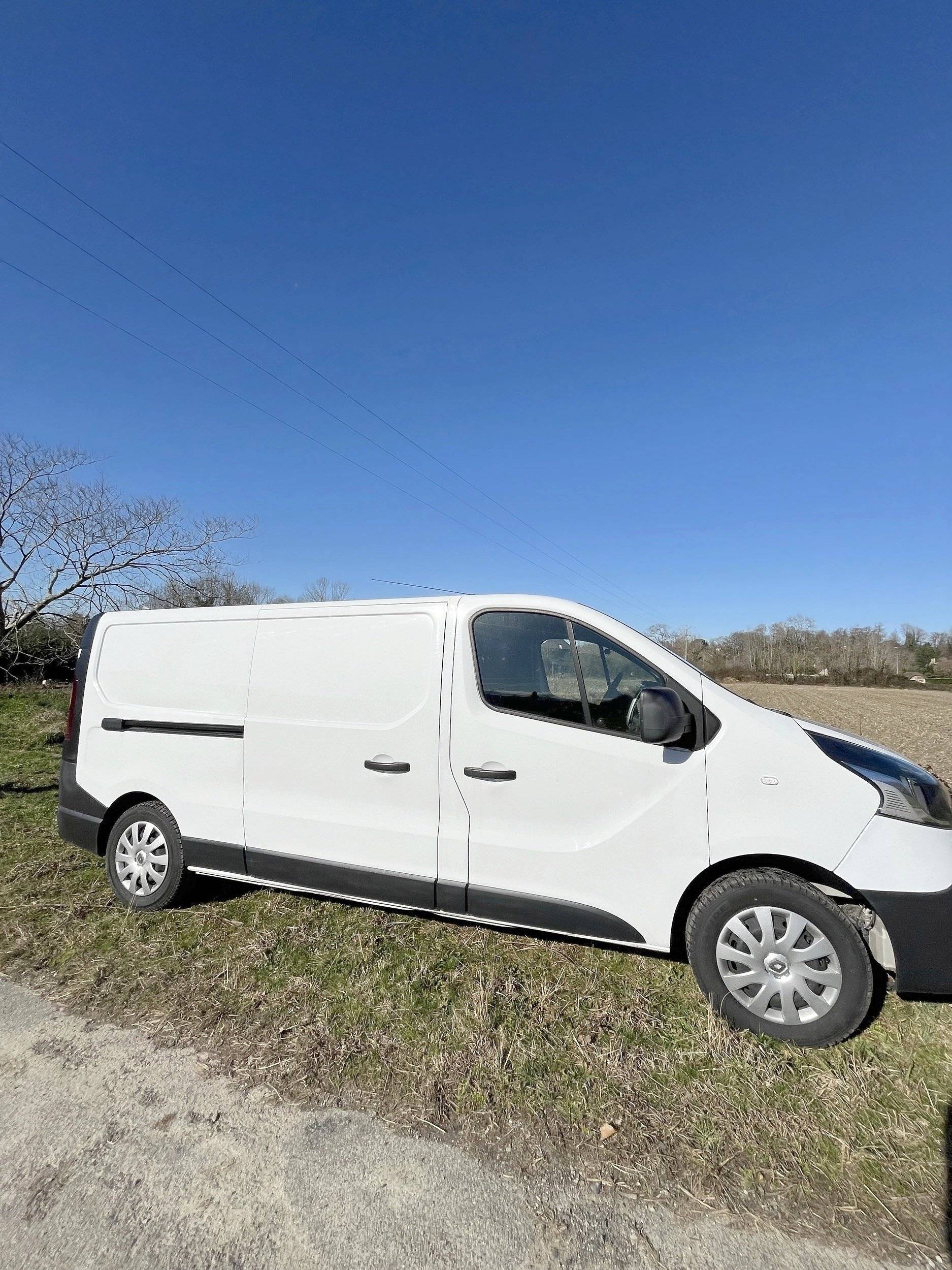 Front view from 3/4 Renault Renault Trafic - Yescapa