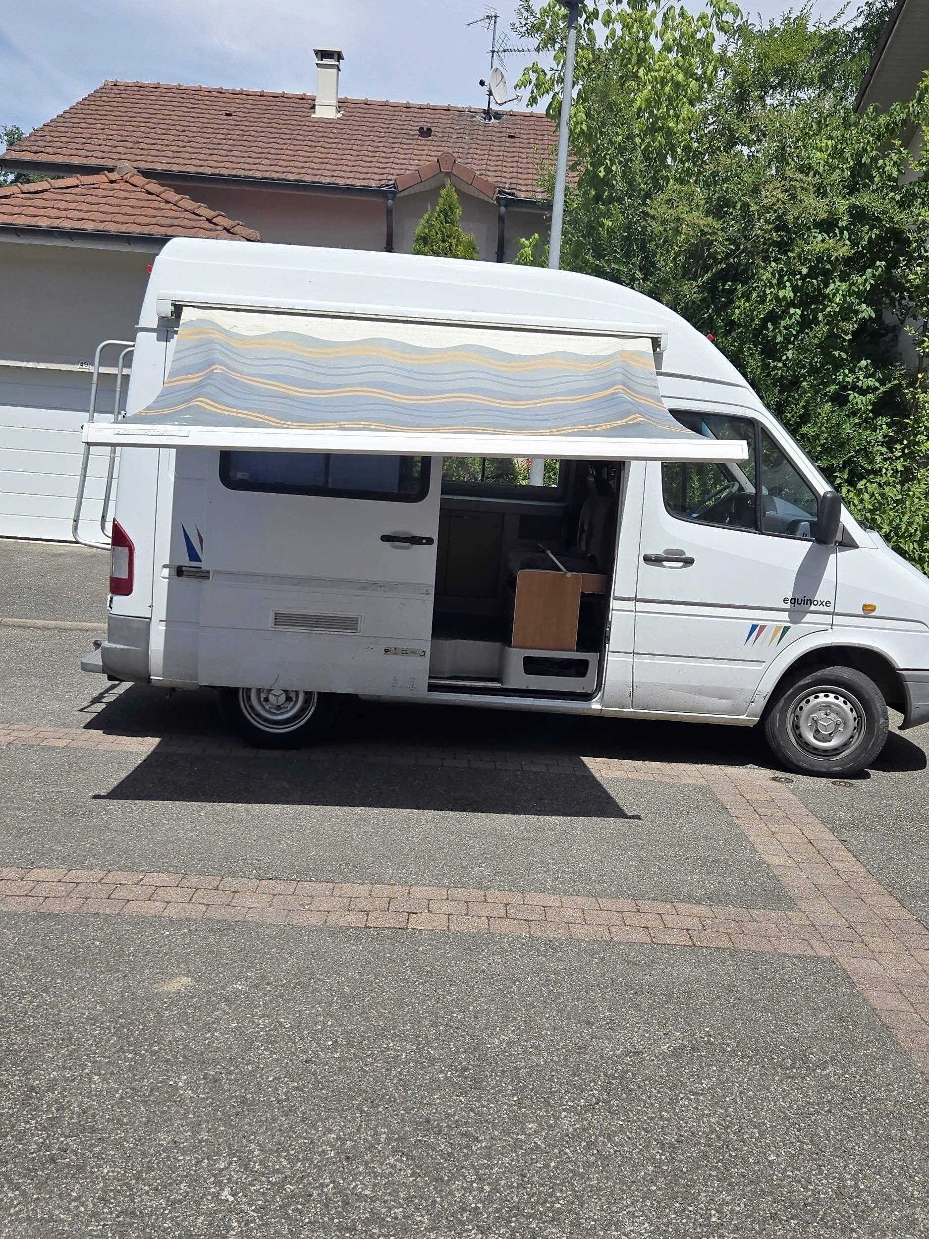 Vue avant de 3/4 Mercedes Sprinter 2,2 l 115 ch - Yescapa