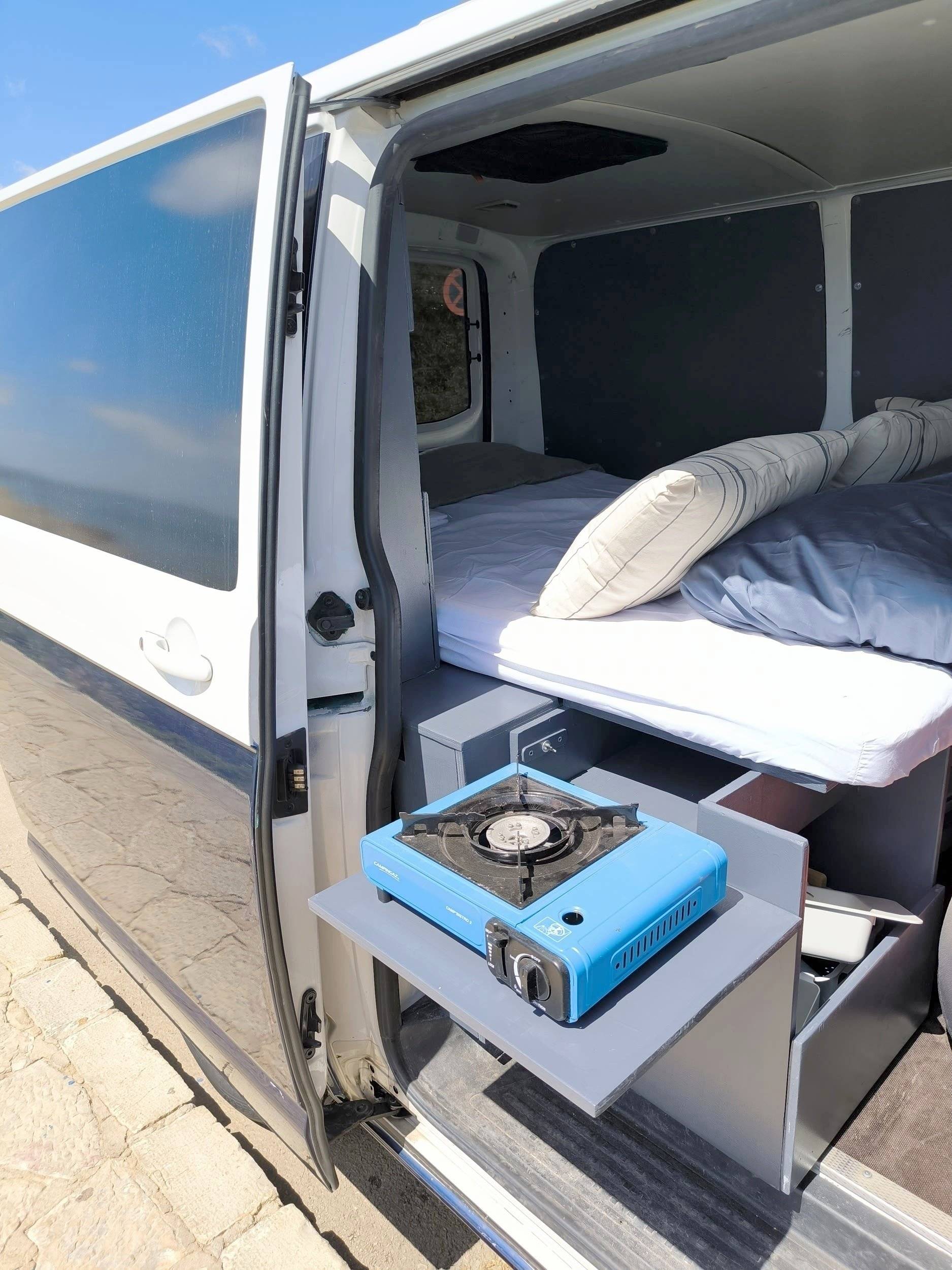 Área de jantar Volkswagen T5 2.0 TDI 114ch L1H1 - Yescapa