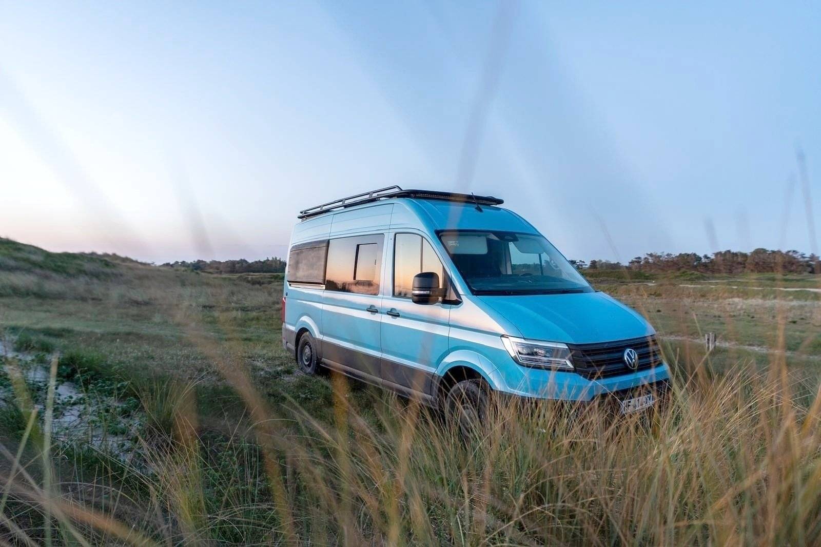 Vista del vehicle angle davanter Volkswagen Crafter 4x4 - Yescapa