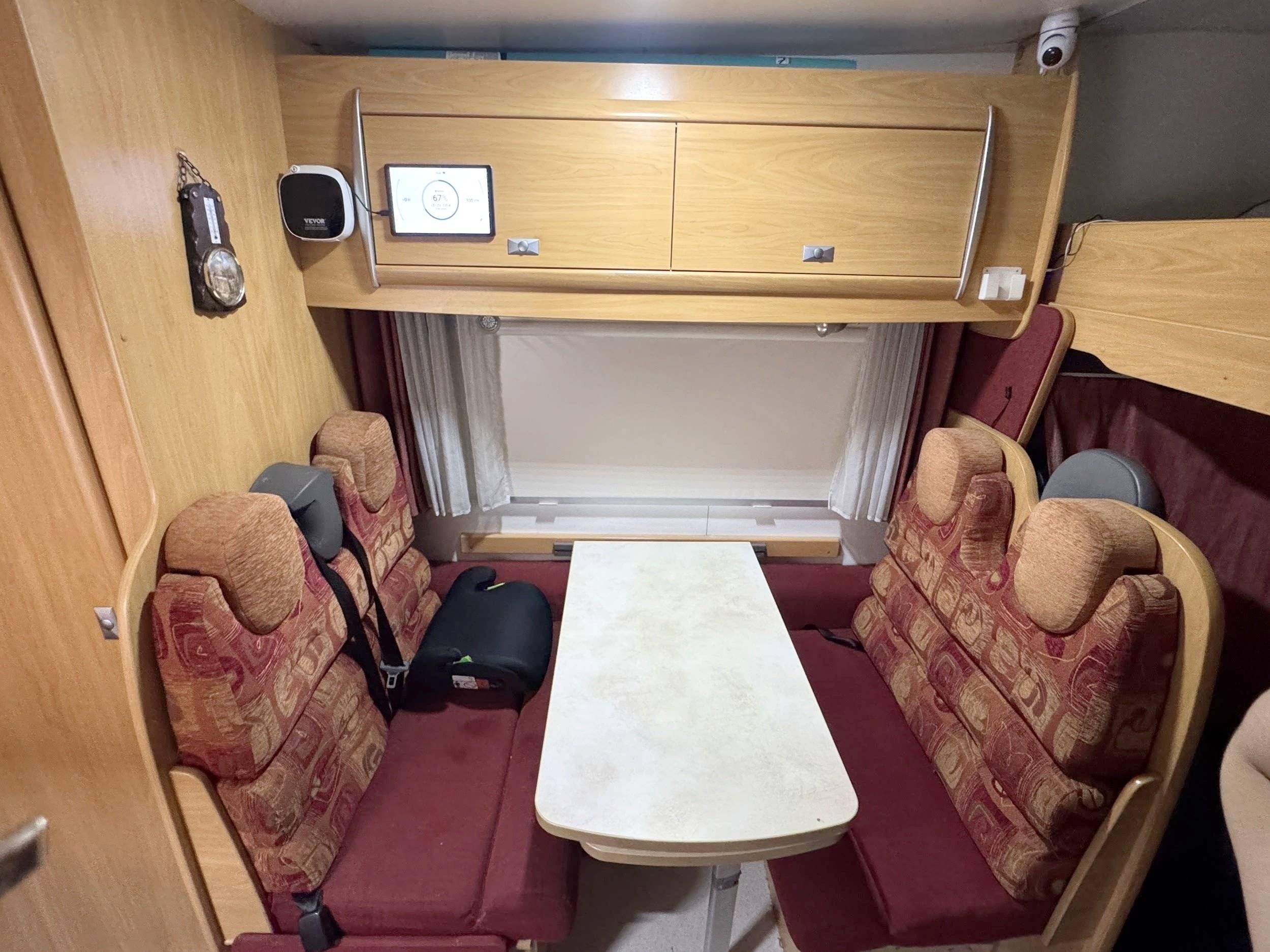 Dining Area Ford Transit 2,0 l 130 ch - Yescapa