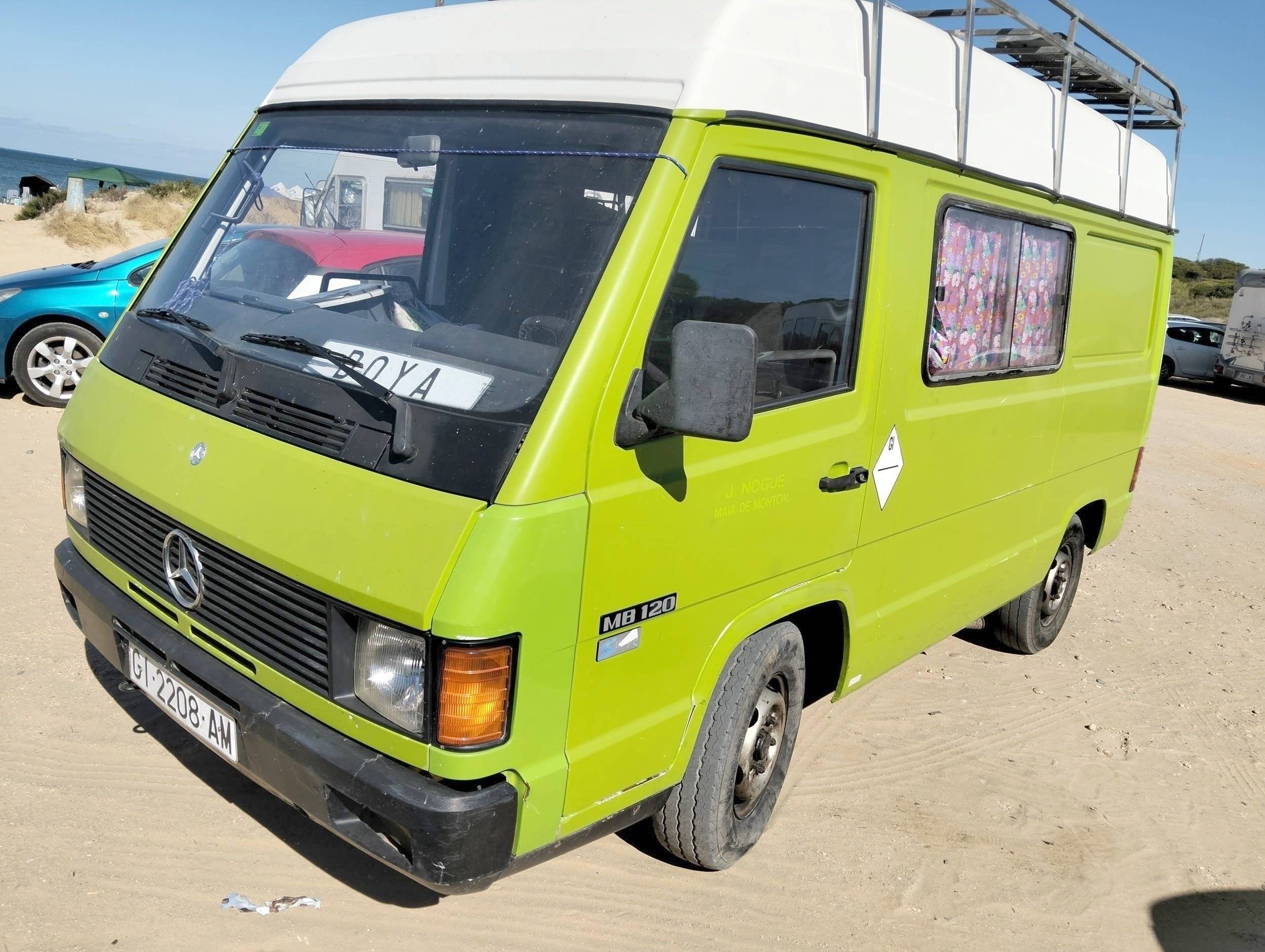 Vista frontale a ¾ Mercedes MB100 - Yescapa