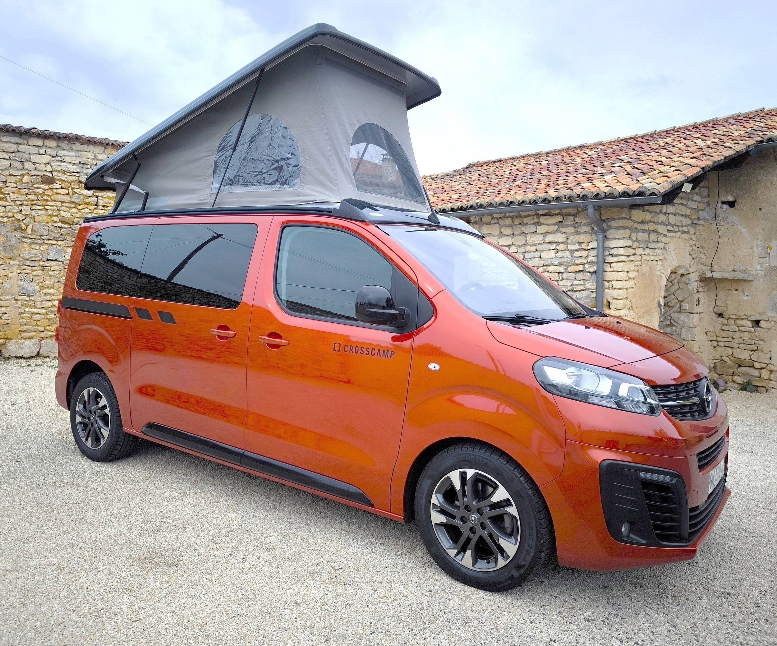 Front view from 3/4 Opel CROSSCAMP FLEX - Yescapa