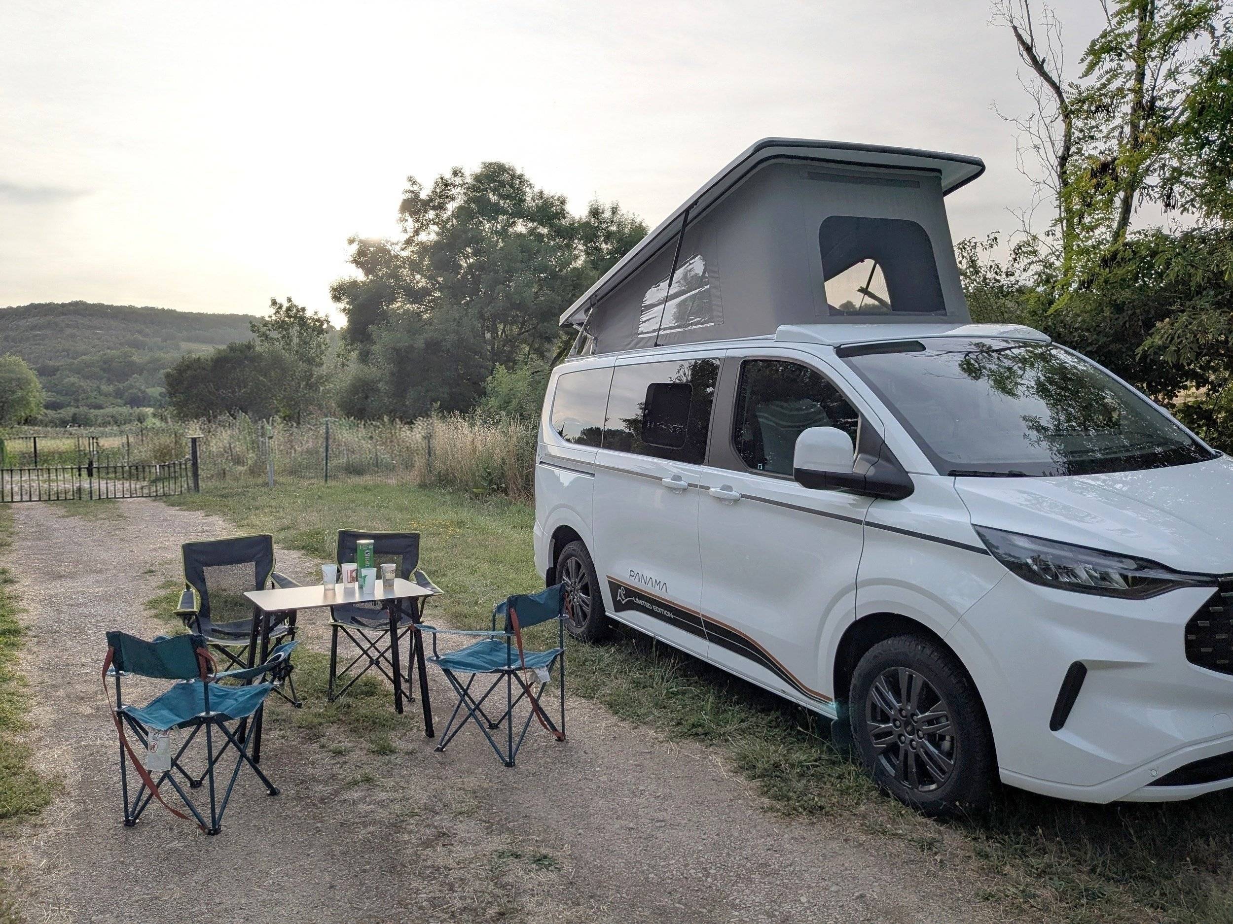 Vista de 3/4 Ford Ford Transit Custom - Yescapa