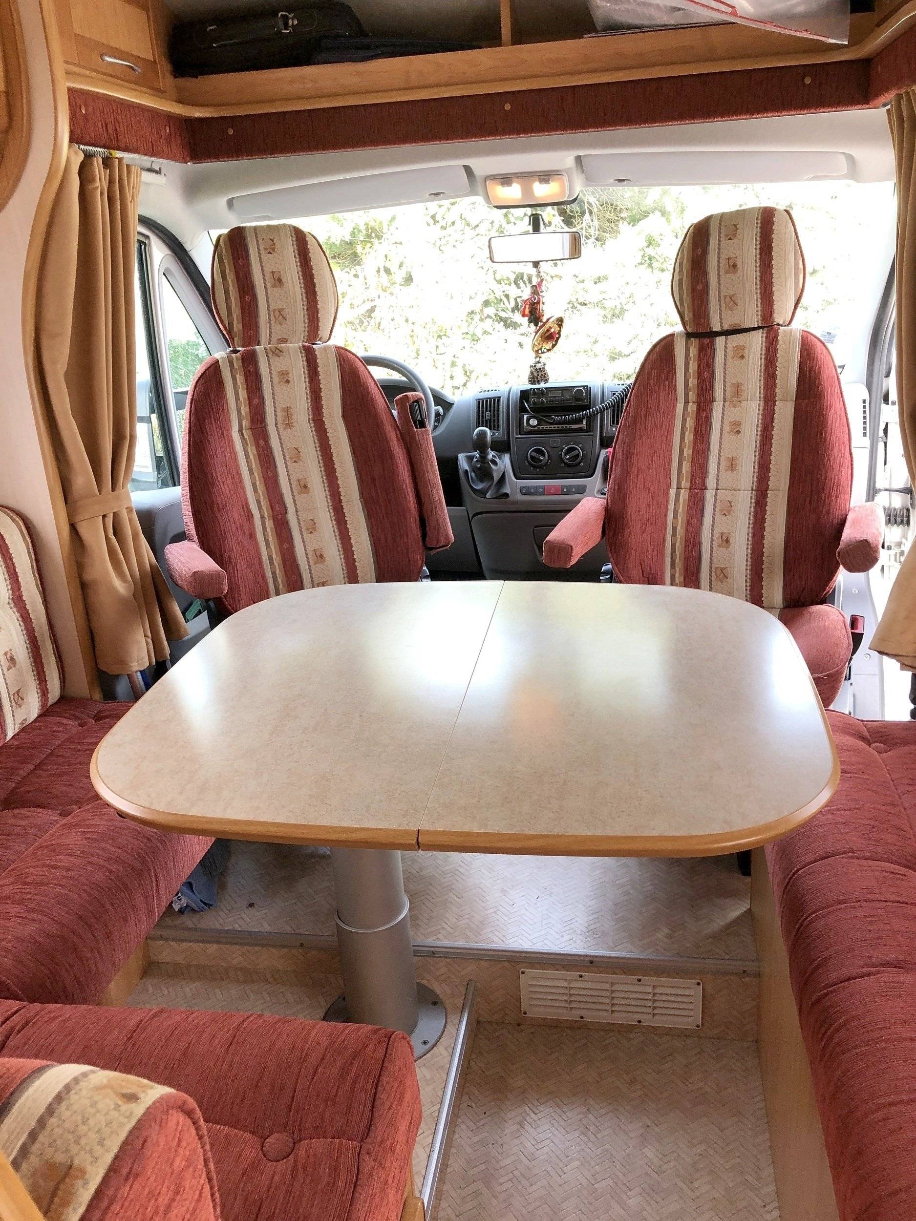 Área de jantar Citroën Jumper 3,0 l 177 ch - Yescapa