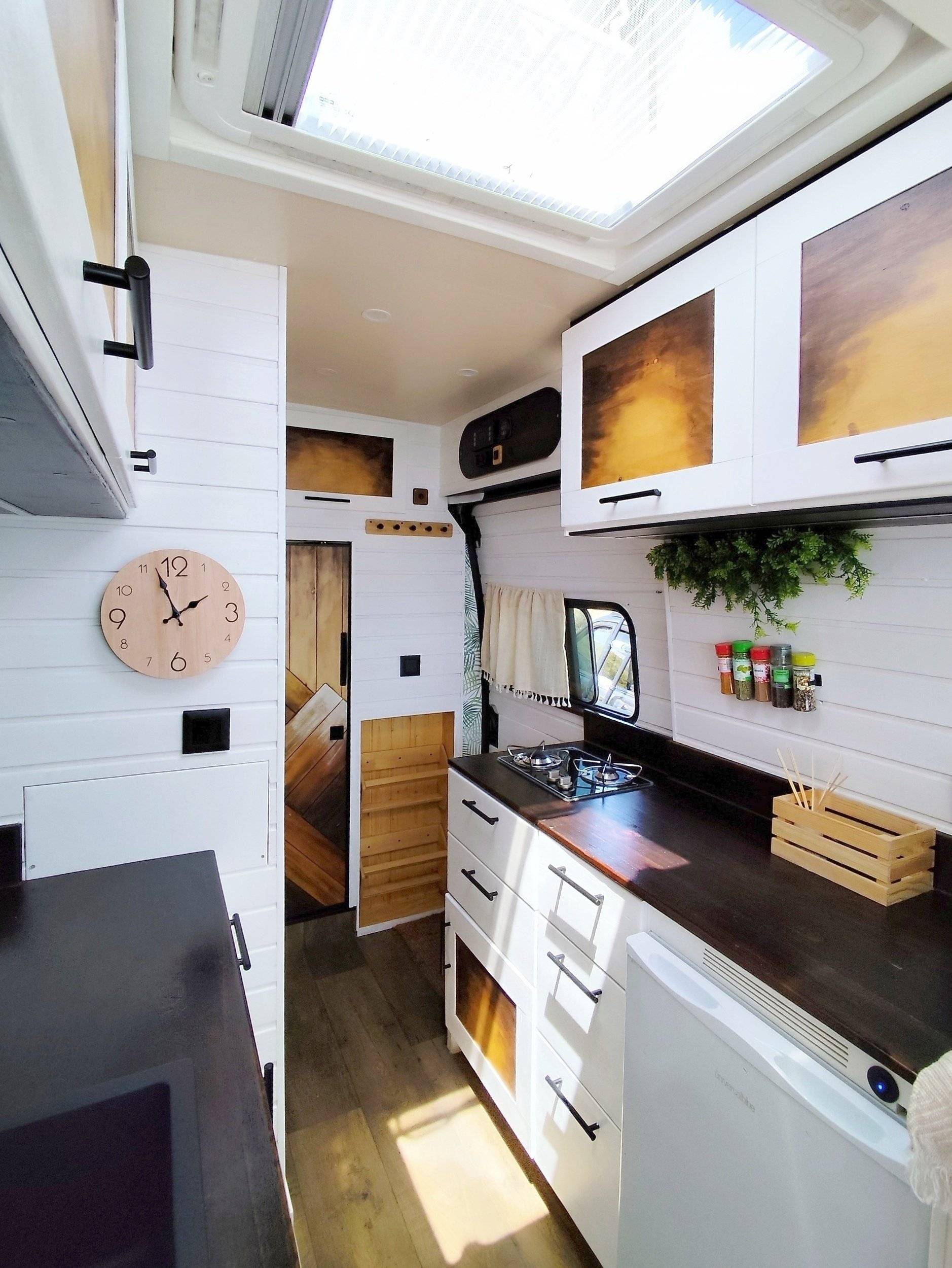 Front view from 3/4 Renault Master 2,5 l dCi 120 ch. - Yescapa