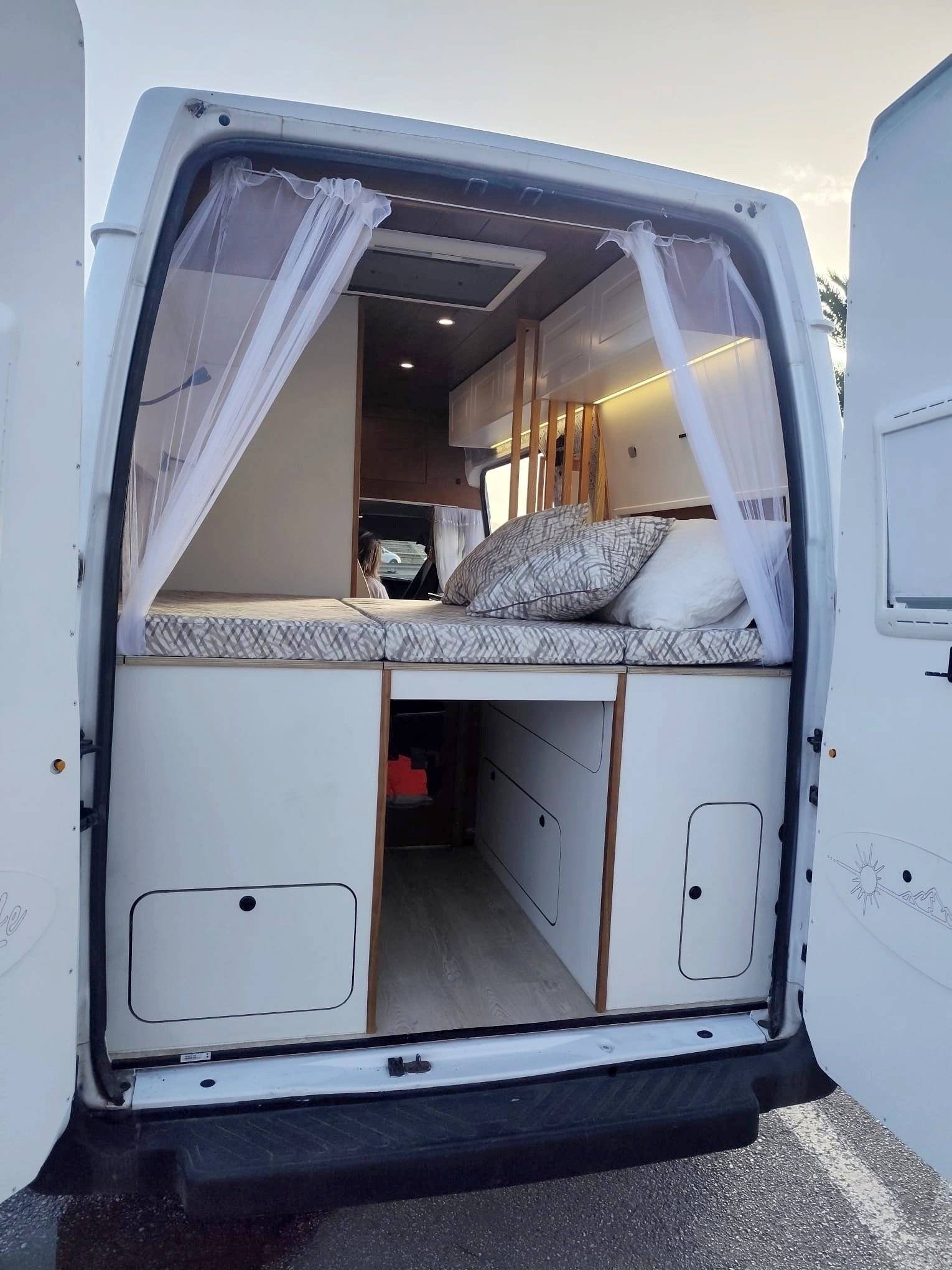 Vue avant de 3/4 Ford - Yescapa