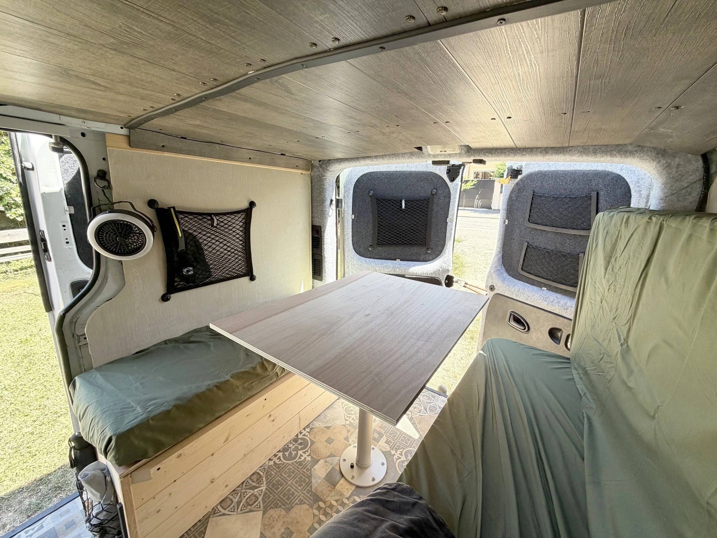 Dining Area Renault Trafic 1,6 l 120 ch - Yescapa