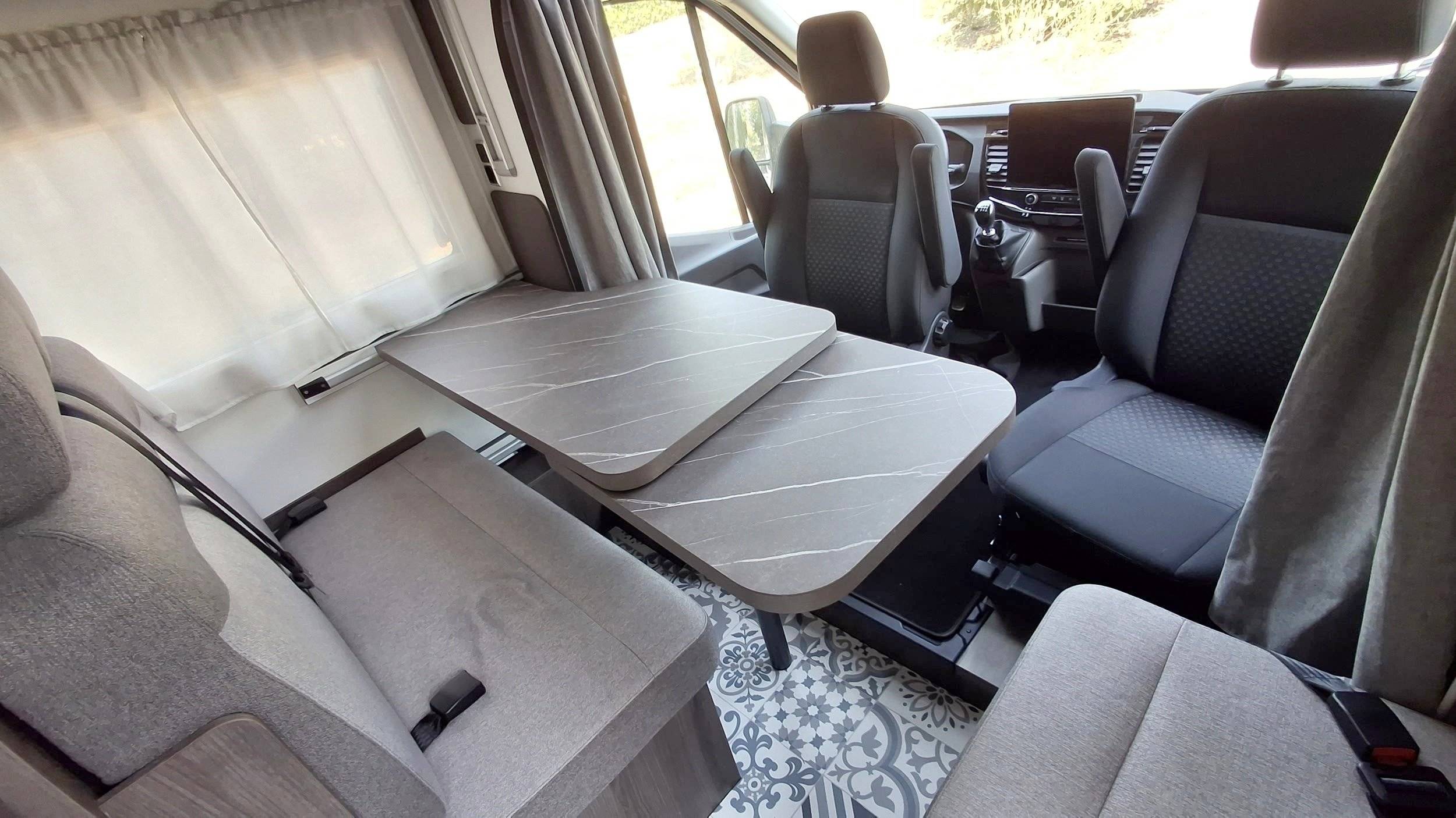Área de jantar Ford Transit 2,2 l 140 ch - Yescapa