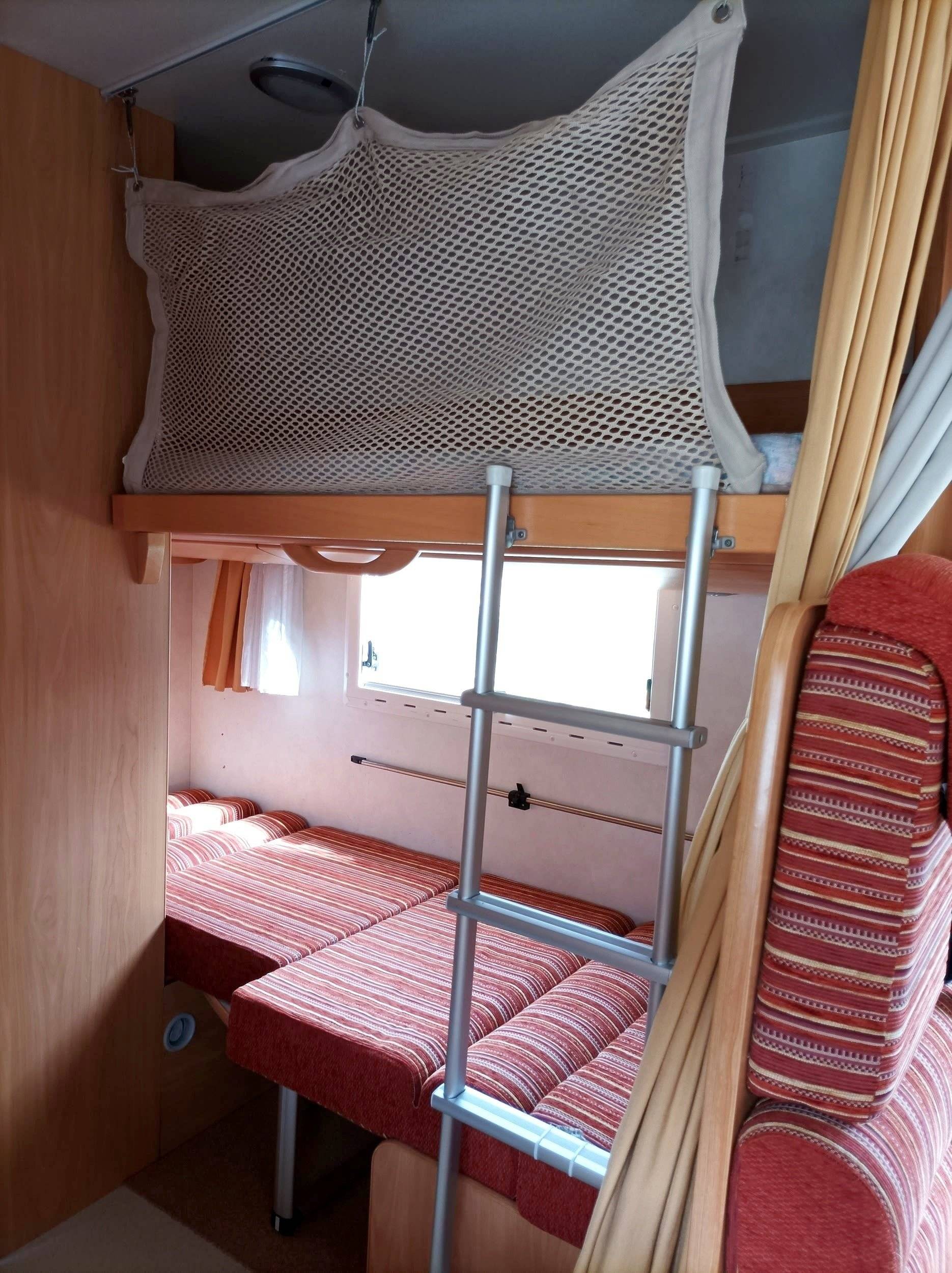 Couchages Ford Transit 2,4 l 125 ch - Yescapa