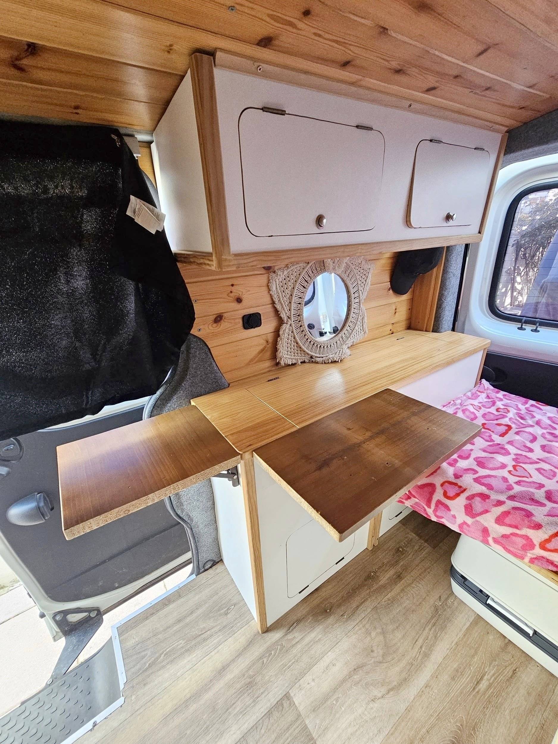 Dining Area Renault Trafic 1,6 l 125 ch - Yescapa