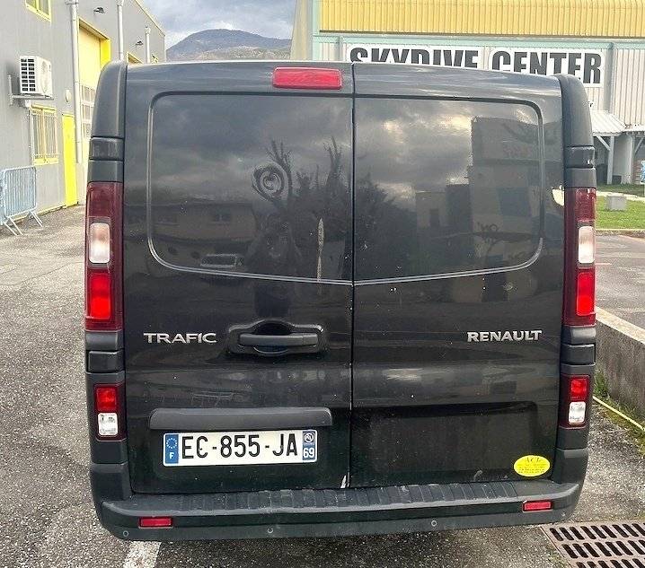 Vue arrière Renault Trafic 1,6 l 115ch - Yescapa