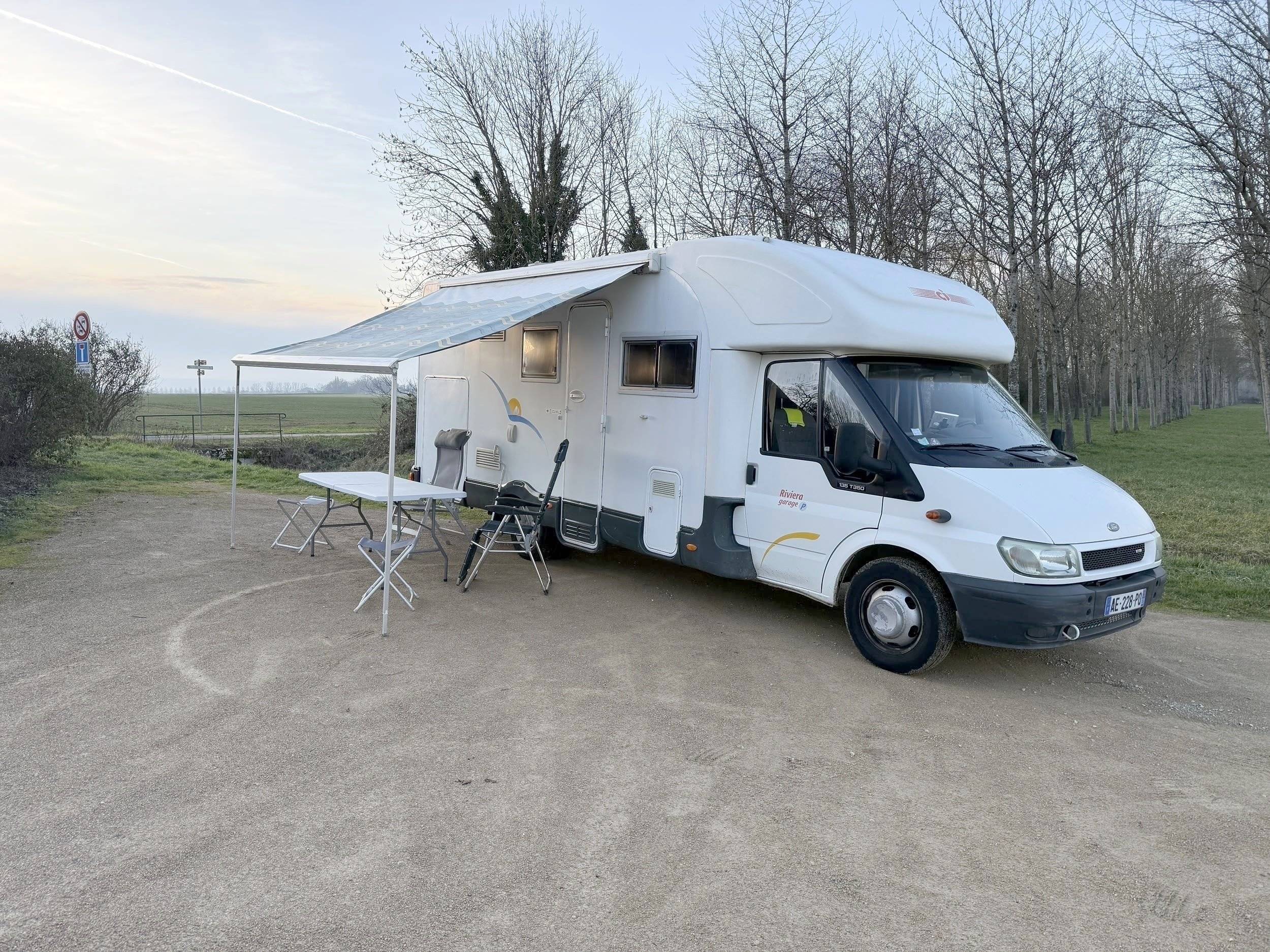 schräge Vorderansicht Ford Transit 135 T350 - Yescapa