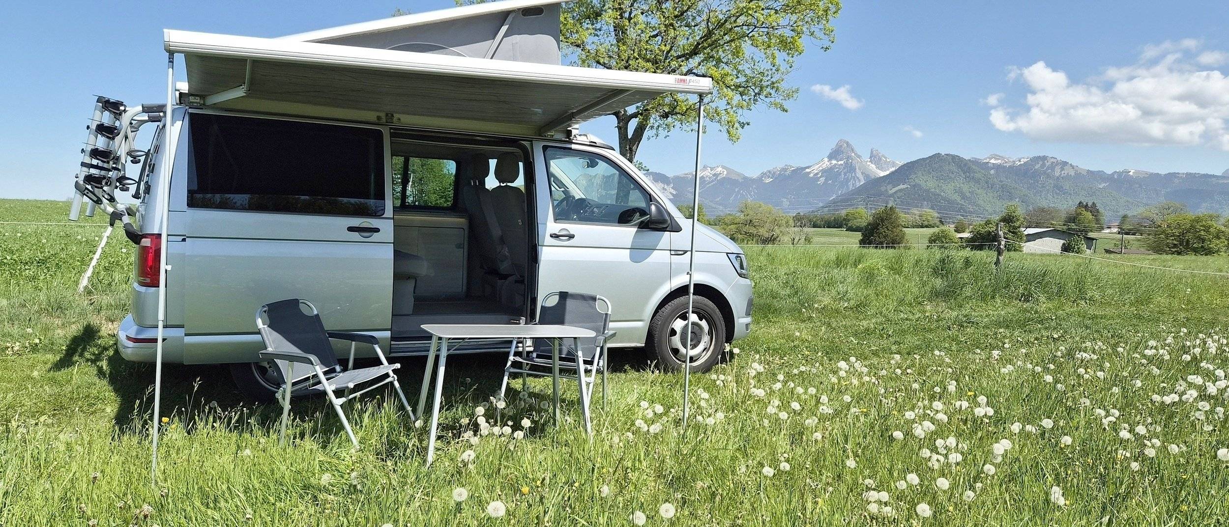 Dining Area Volkswagen California - Yescapa