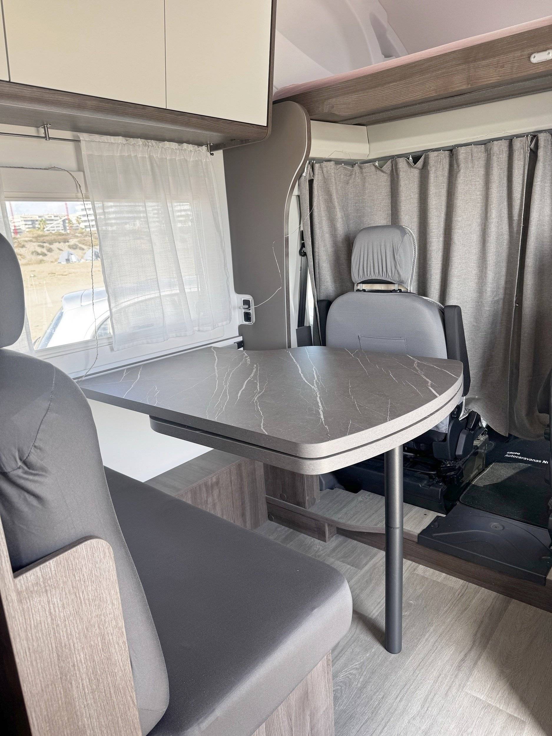 Dinette Ford Transit 2,0 l 130 ch - Yescapa