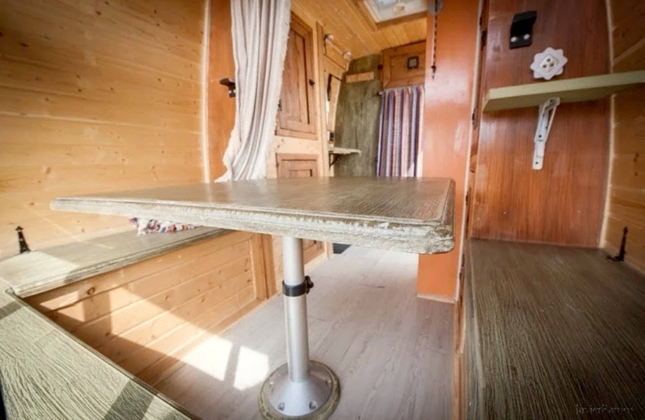 Dining Area Iveco 35s11 Daily 2.3 hpi - Yescapa