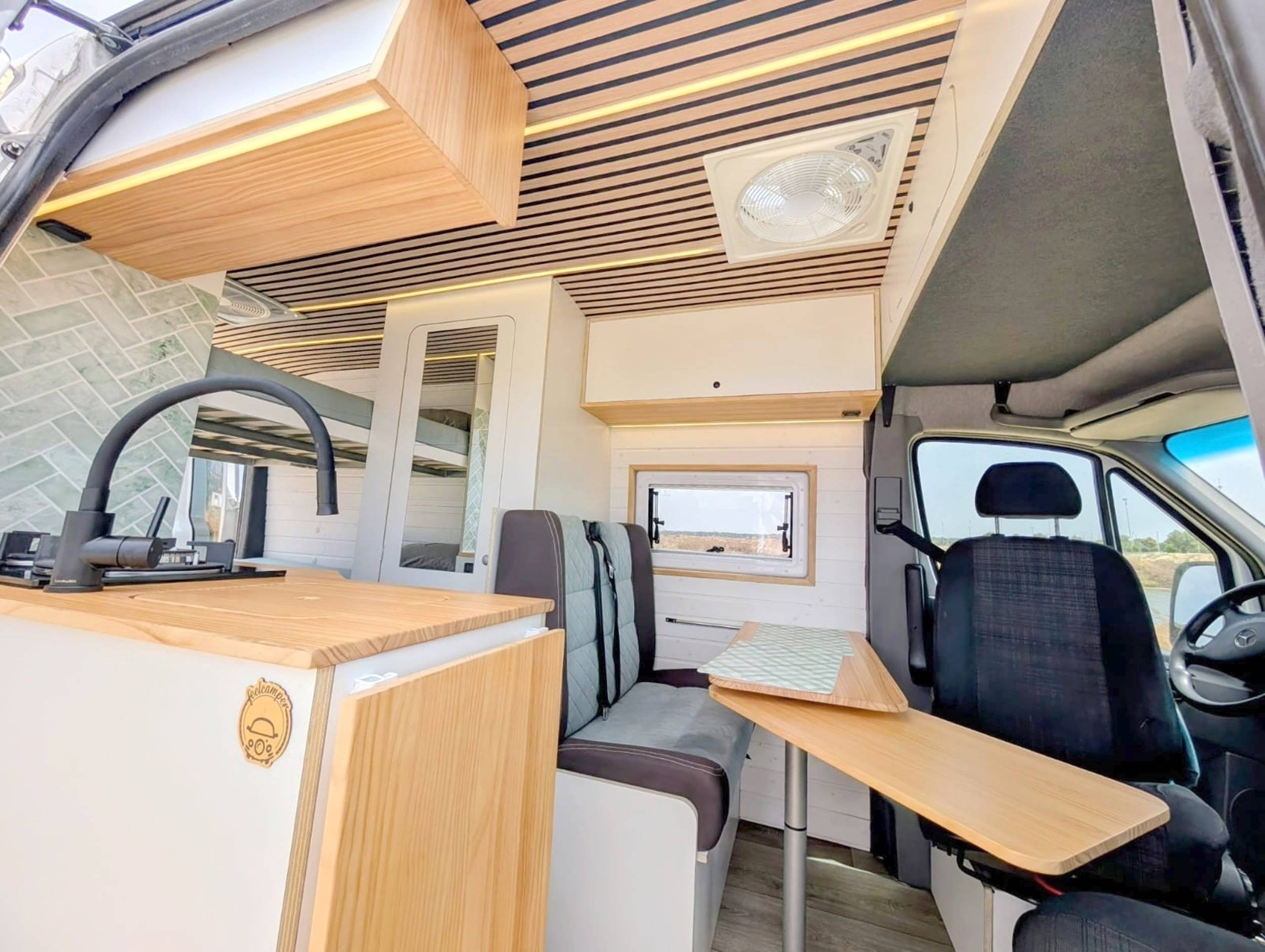 Coin repas Mercedes Sprinter 2,15 l 163 ch - Yescapa