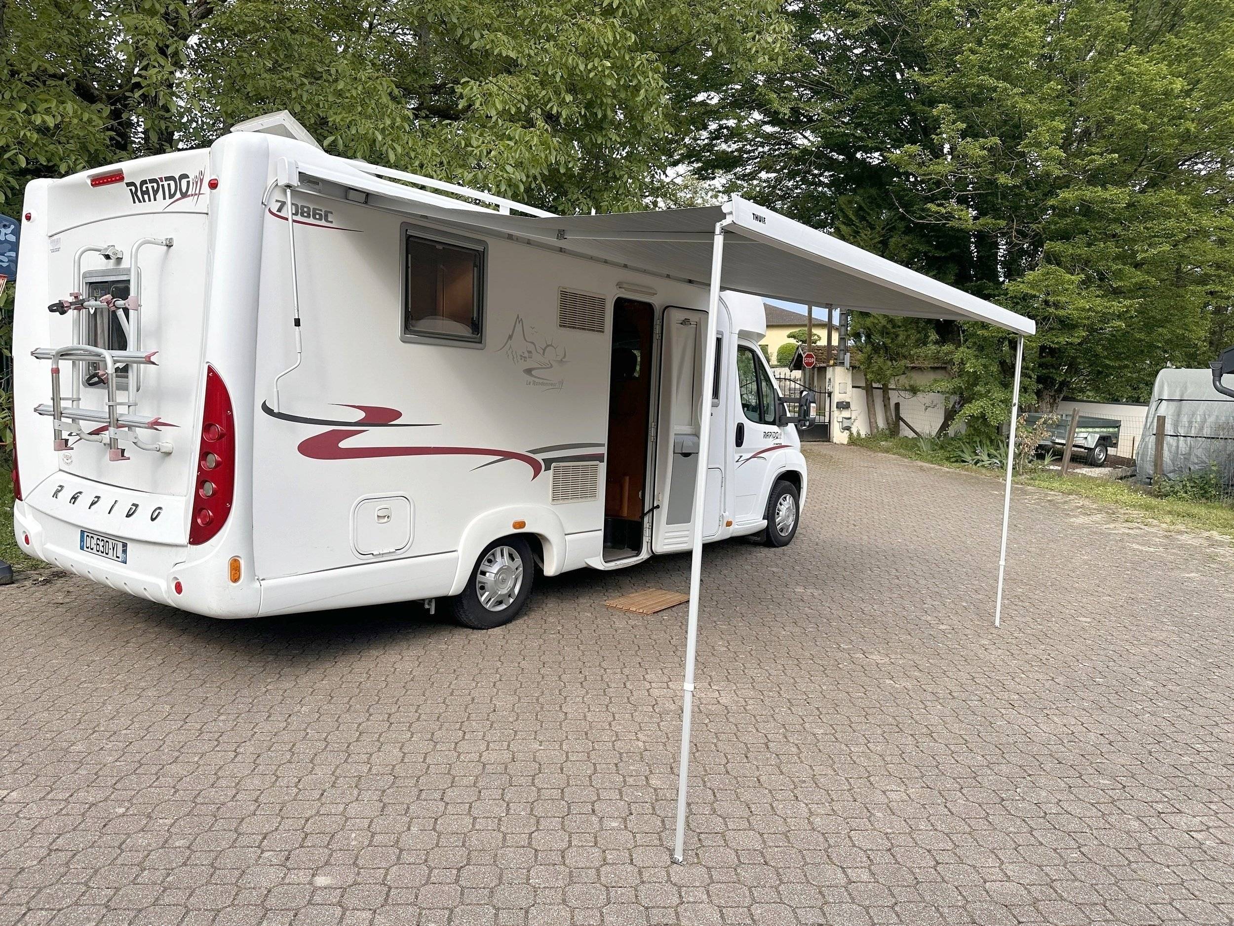 Front view from 3/4 Citroën Jumper 2,2 l 130 ch - Yescapa