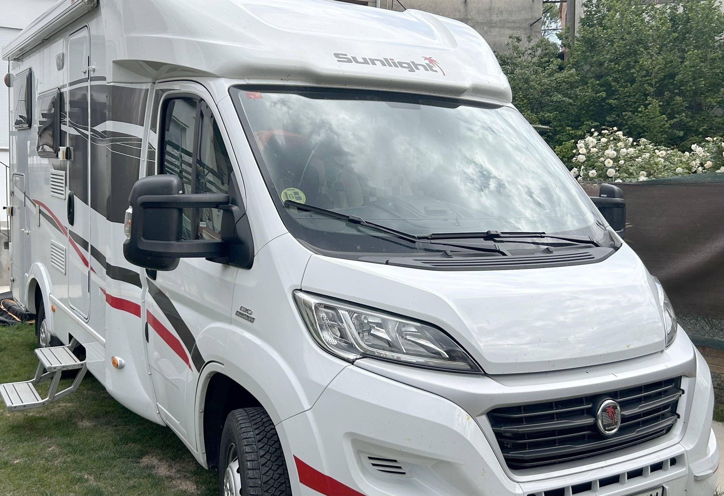 Vista del vehículo ángulo delantero Fiat 2,3 l 130 ch - Yescapa