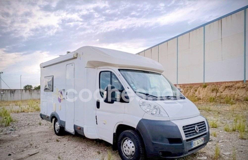 schräge Vorderansicht Fiat Fiat - Yescapa