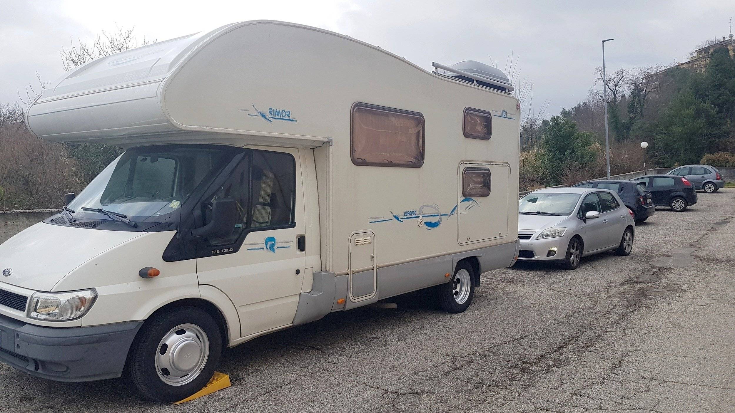 Front view from 3/4 Ford Transit 2,4 l 115 ch - Yescapa