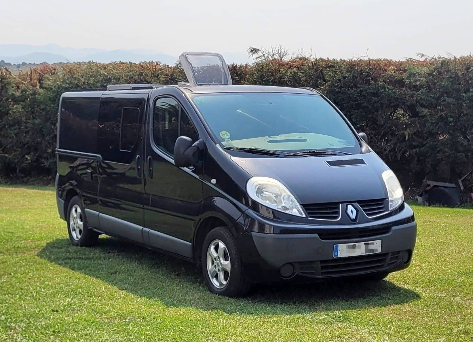 Vista de 3/4 Renault Trafic L2-H1 - Yescapa