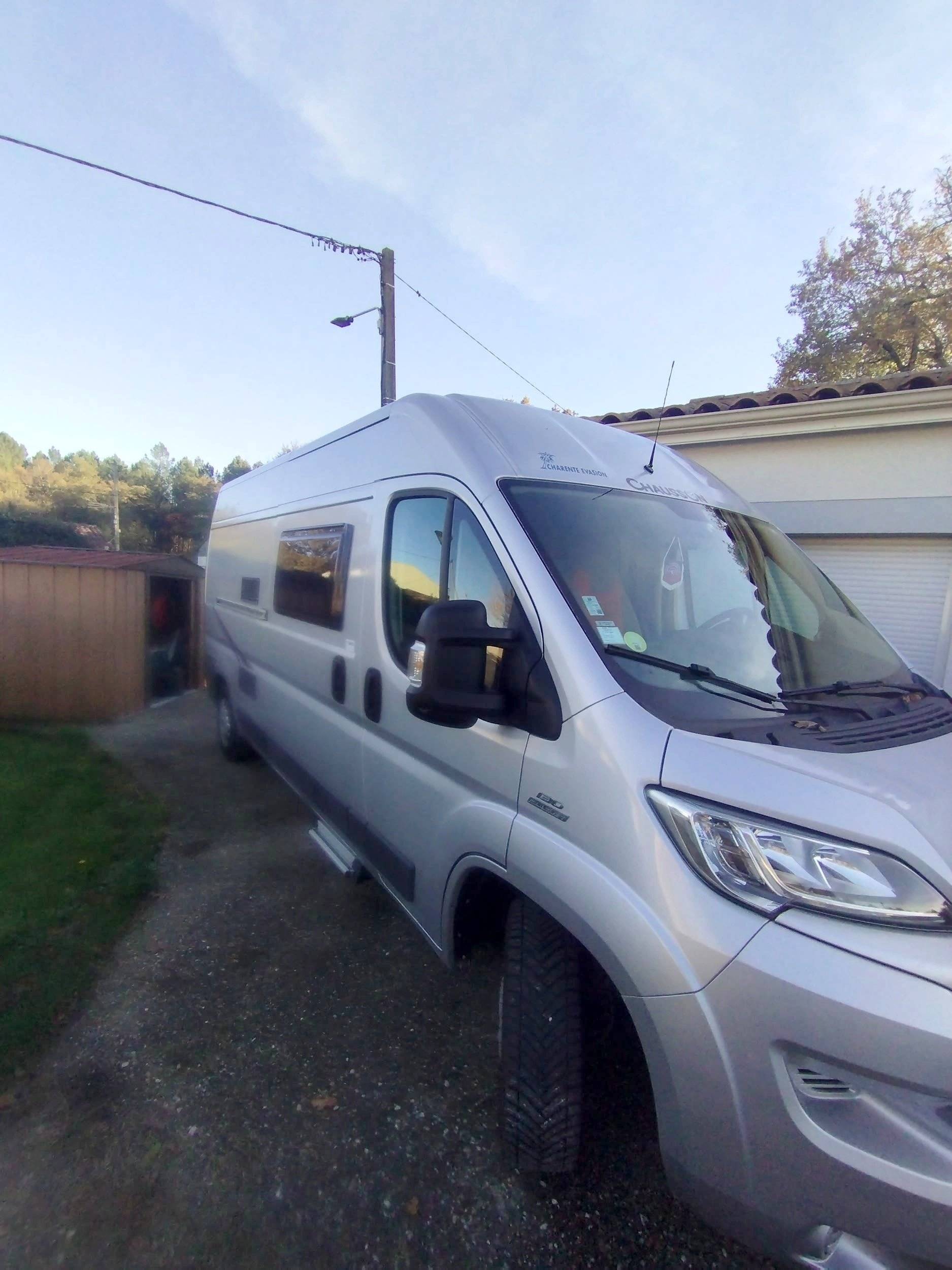 Front view from 3/4 Fiat Ducato 2,2 l Multijet 130 ch. - Yescapa
