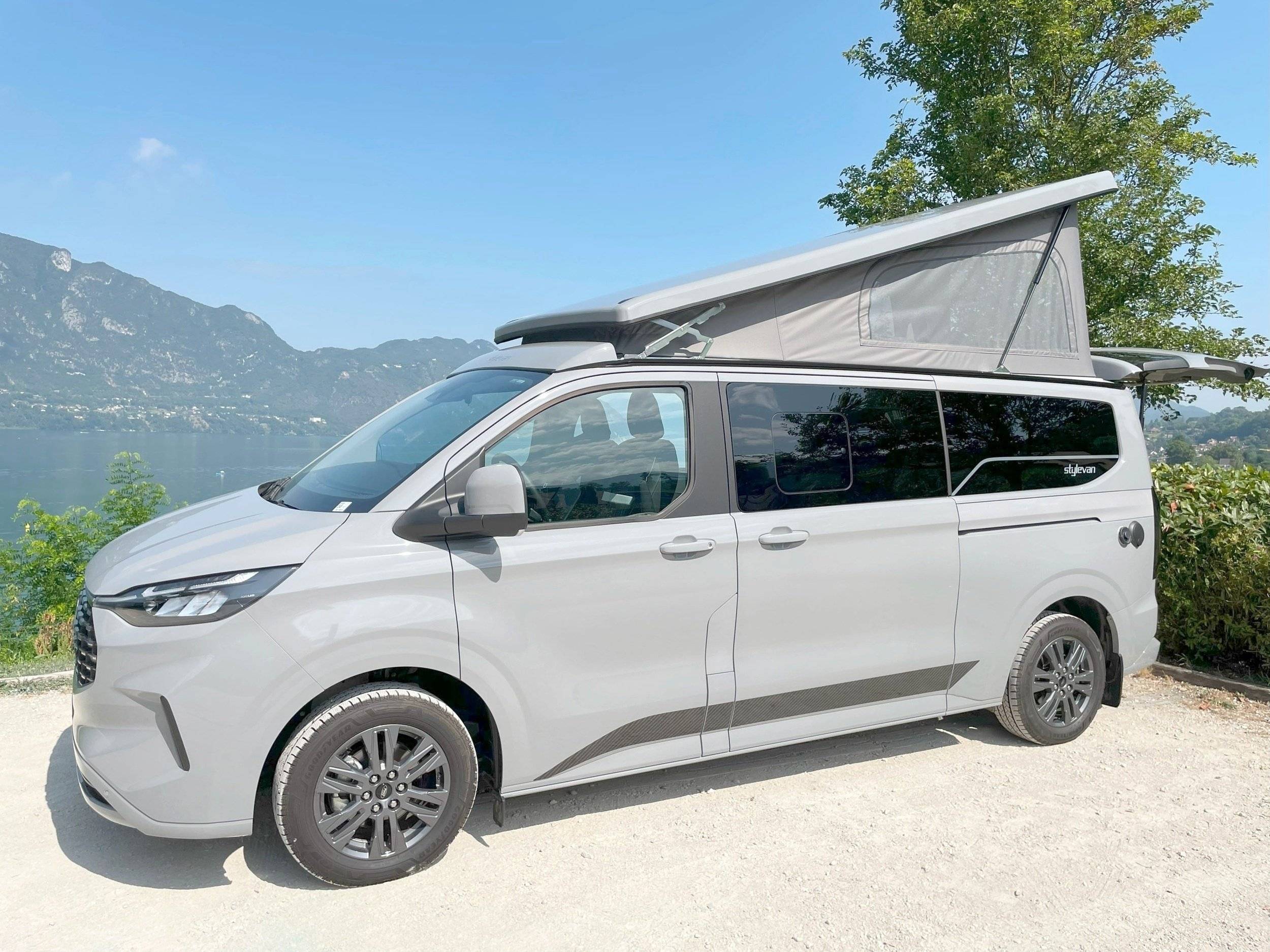 Vista del vehículo ángulo delantero Ford ford transit - Yescapa