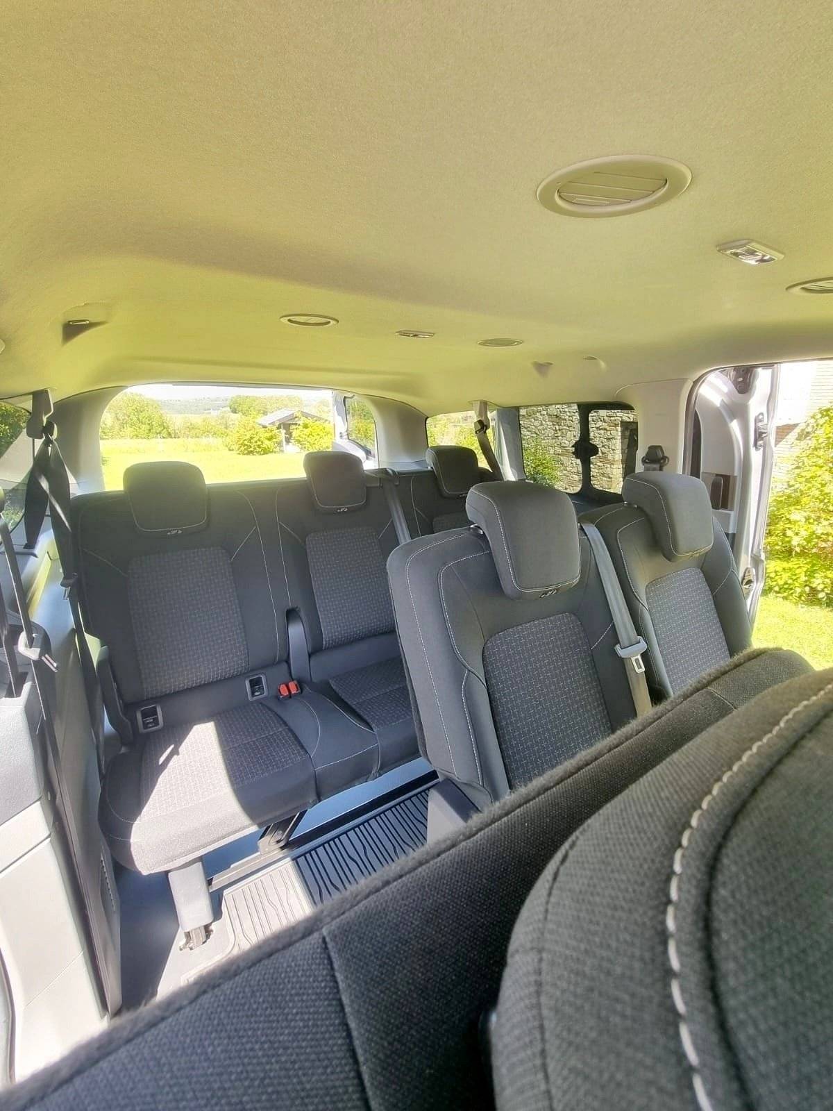 Dining Area Ford Transit Custom 2,0 l TDCI - Yescapa