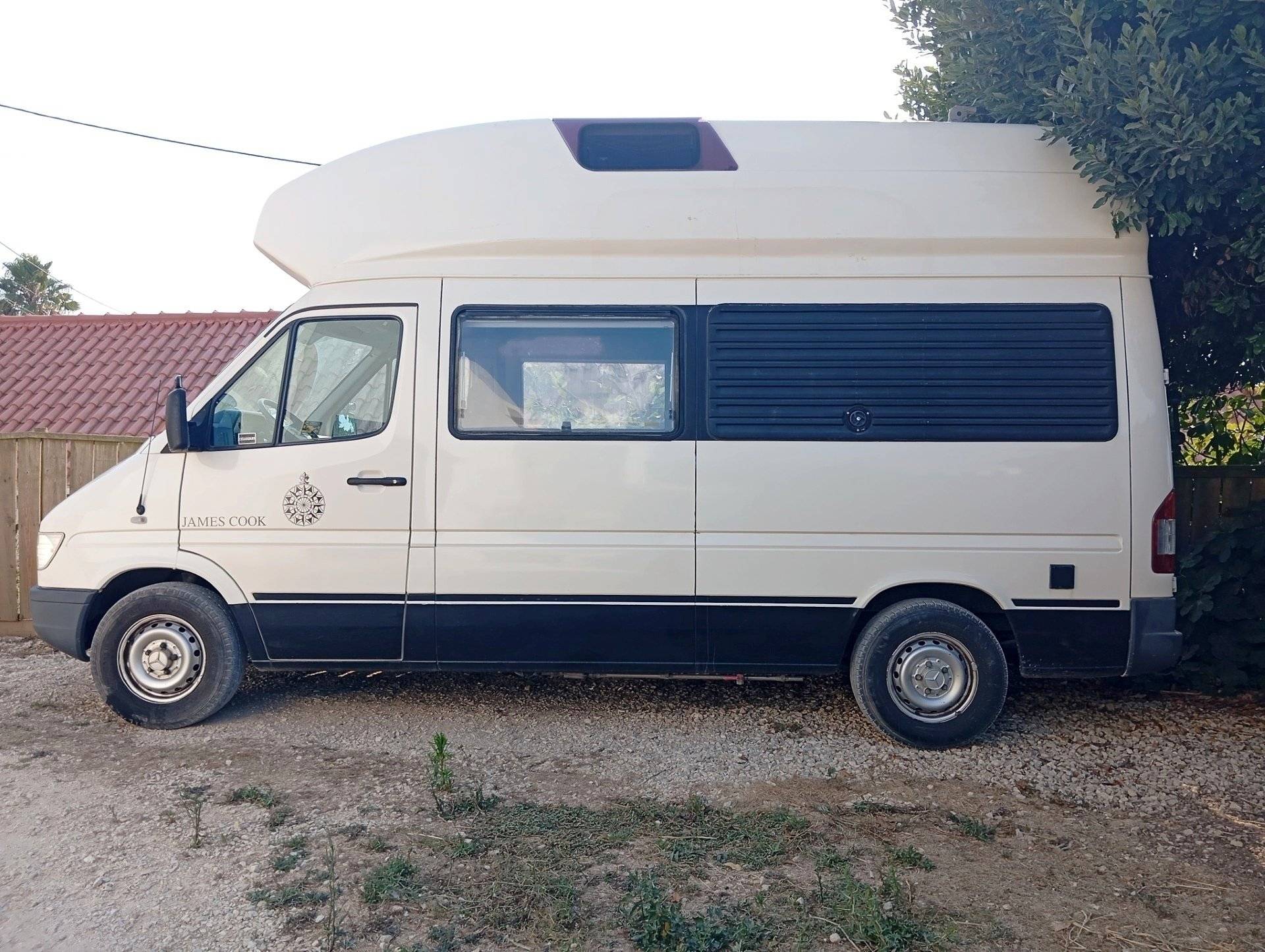 Front view from 3/4 Mercedes Mercedes Sprinter 312D 2.9 Turbo - Yescapa
