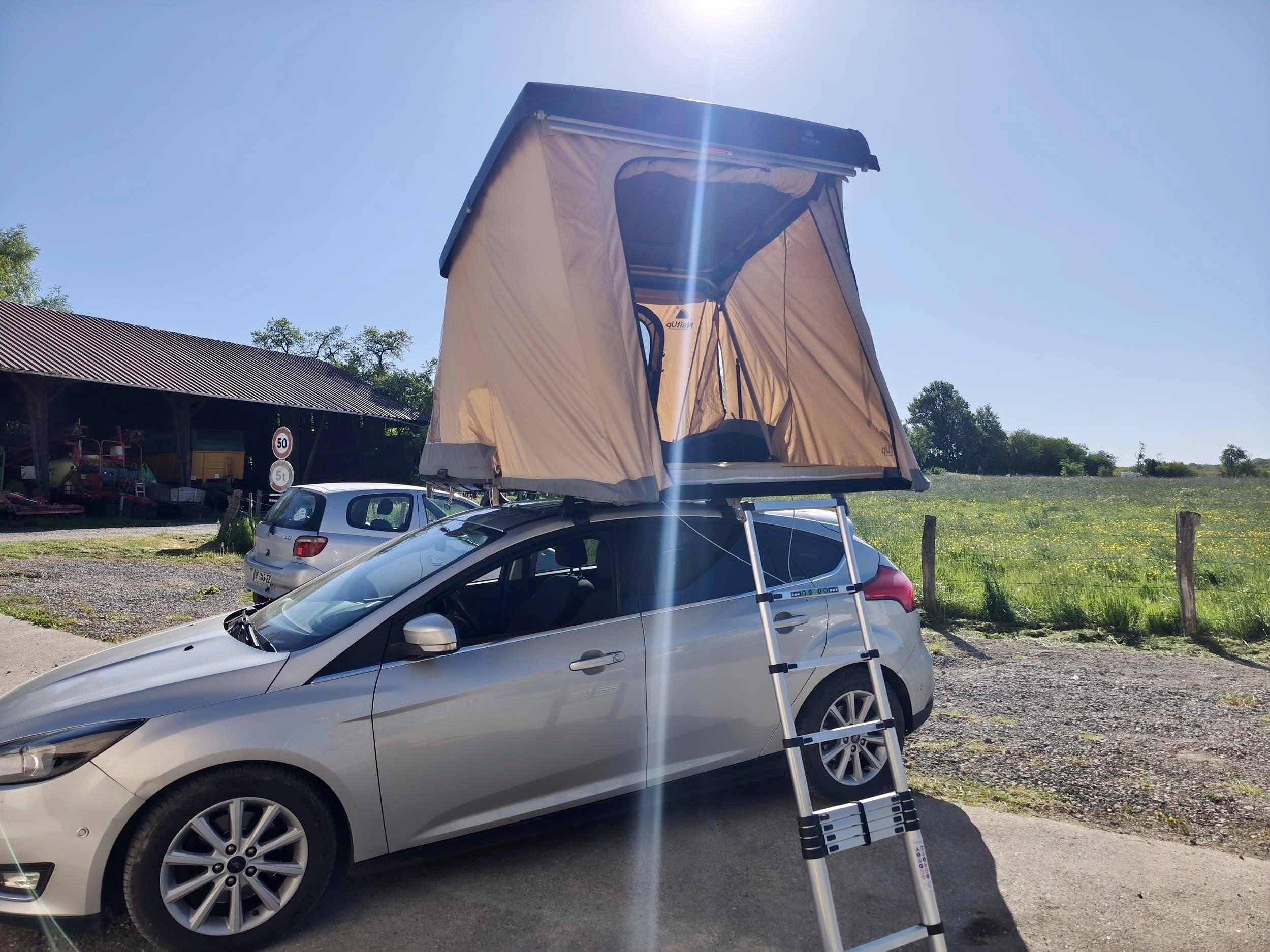 Vista frontale a ¾ Ford Focus - Yescapa