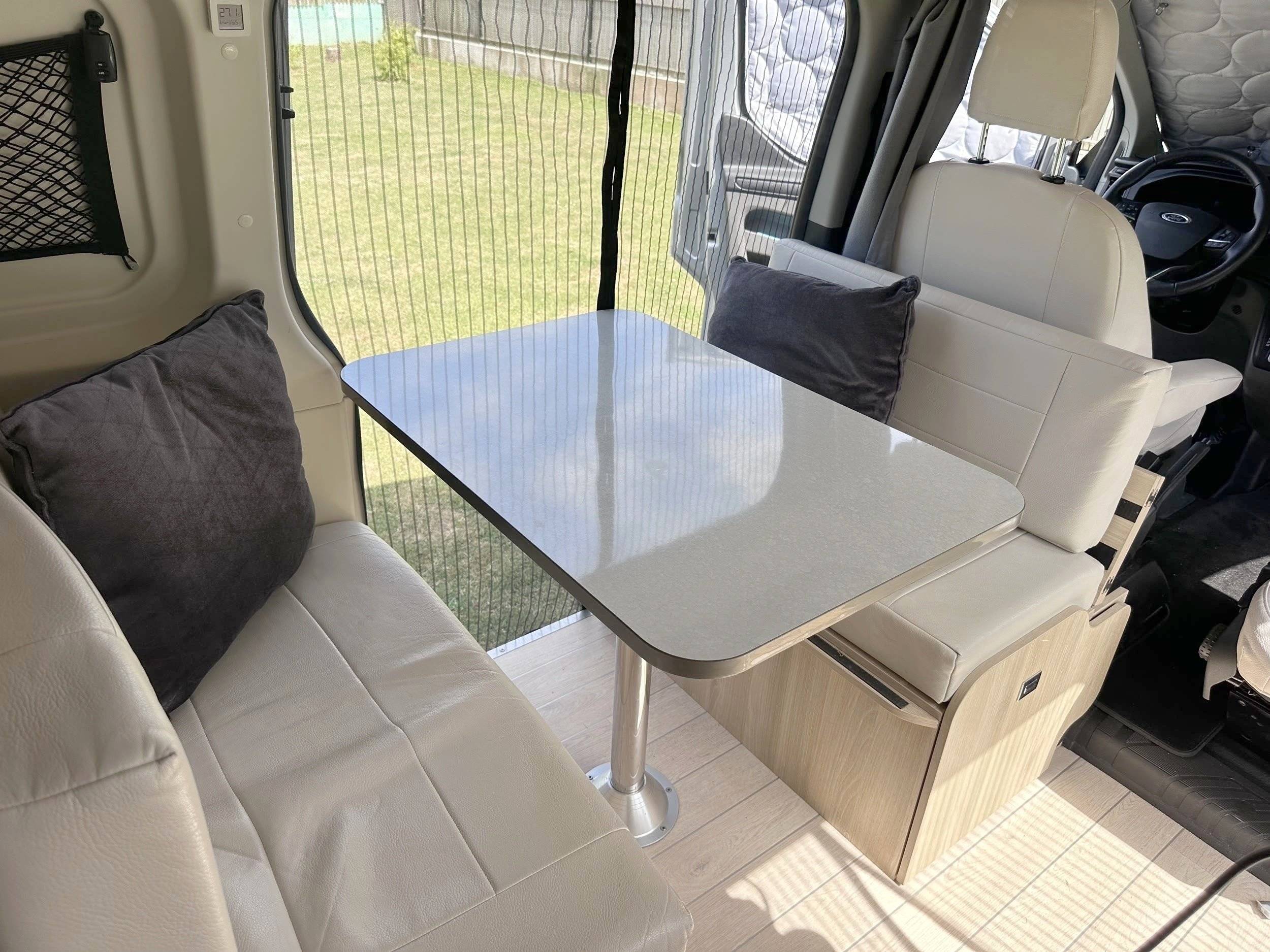 Coin repas Ford Transit Custom 2,0 l 130 ch - Yescapa