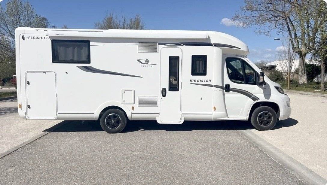 Voorkant 3/4 Renault 130 - Yescapa