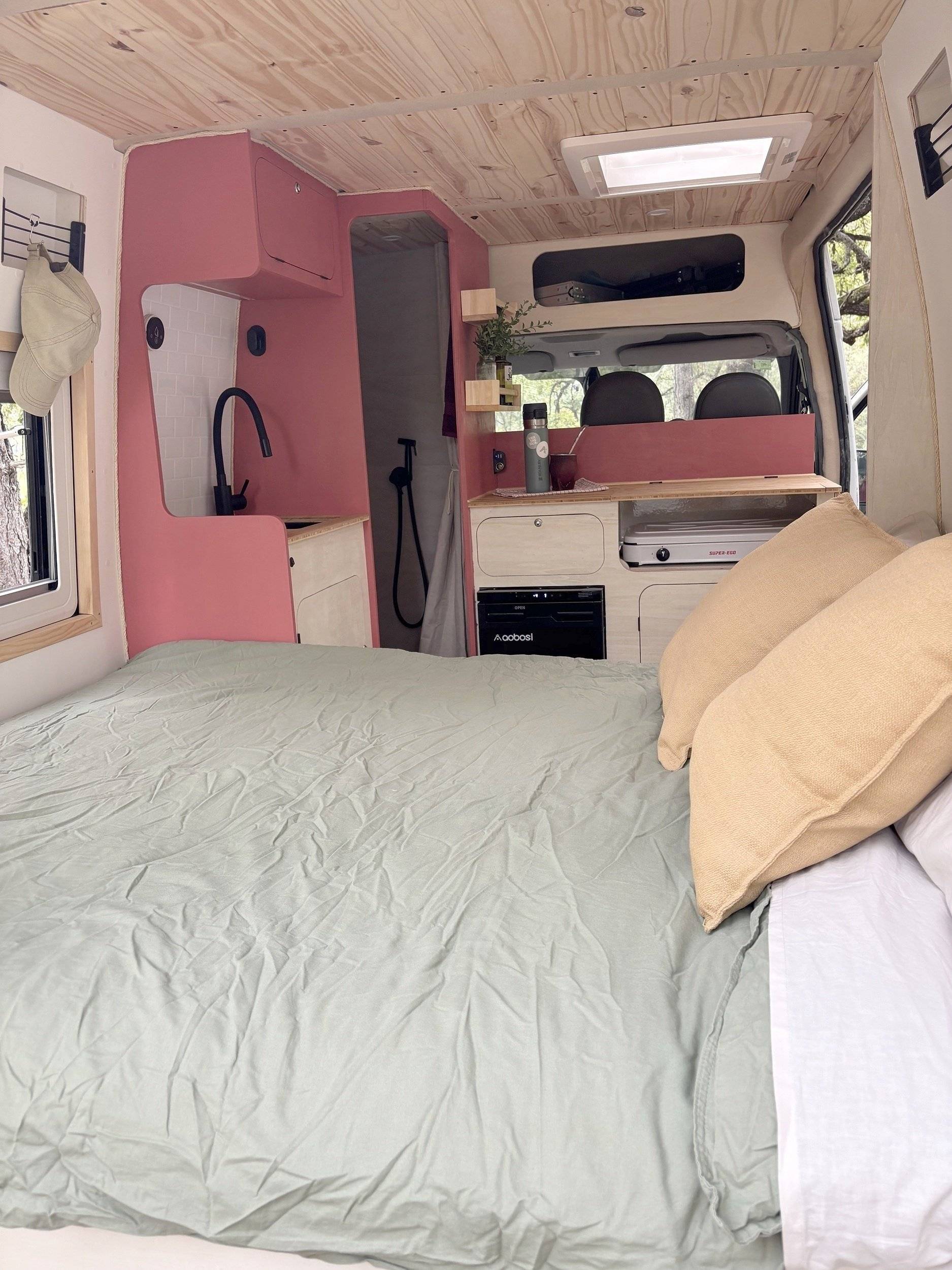 Schlafplätze Ford Transit L2H2 - Yescapa