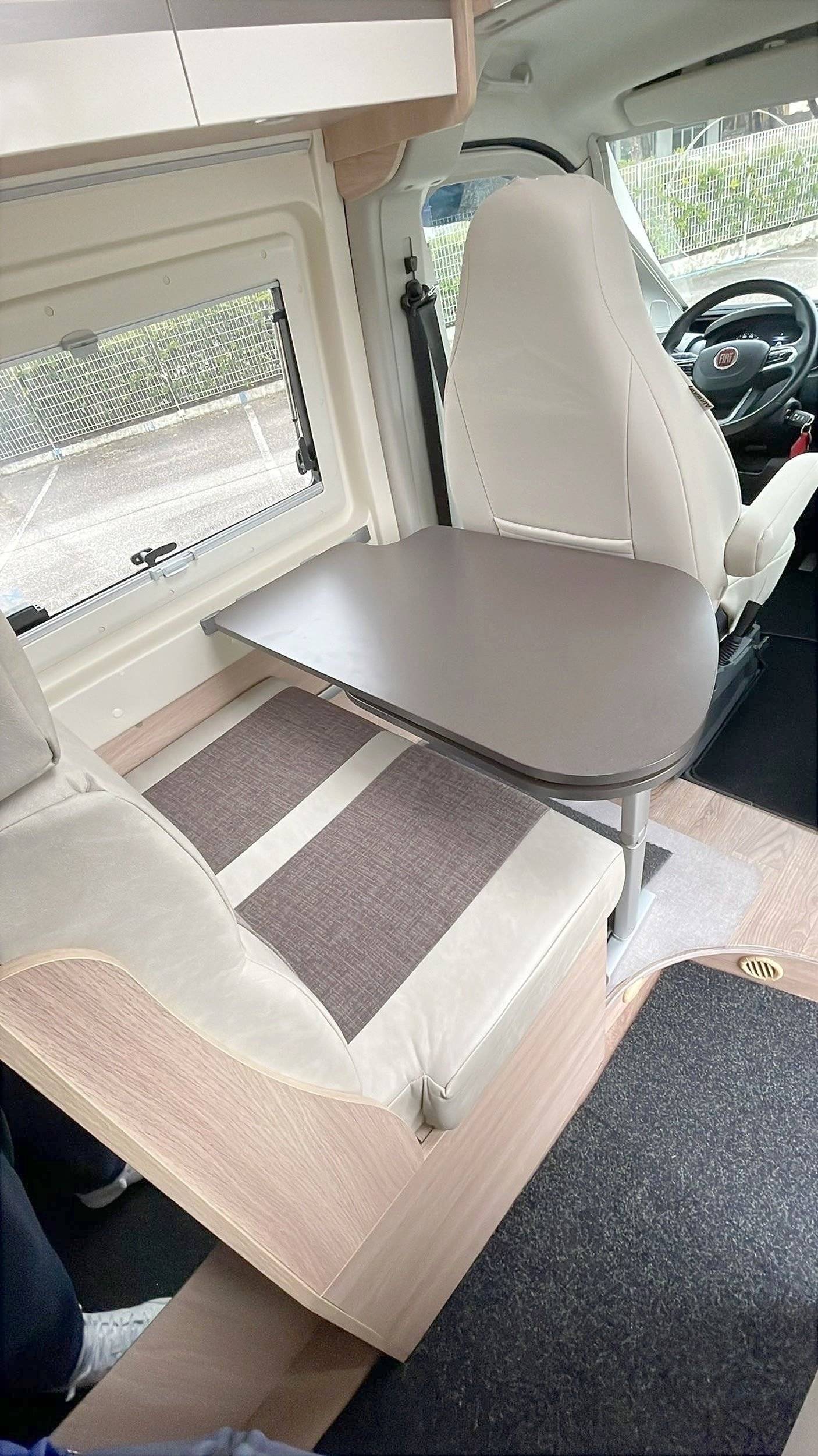 Dining Area Fiat Ducato 140 cv - Yescapa