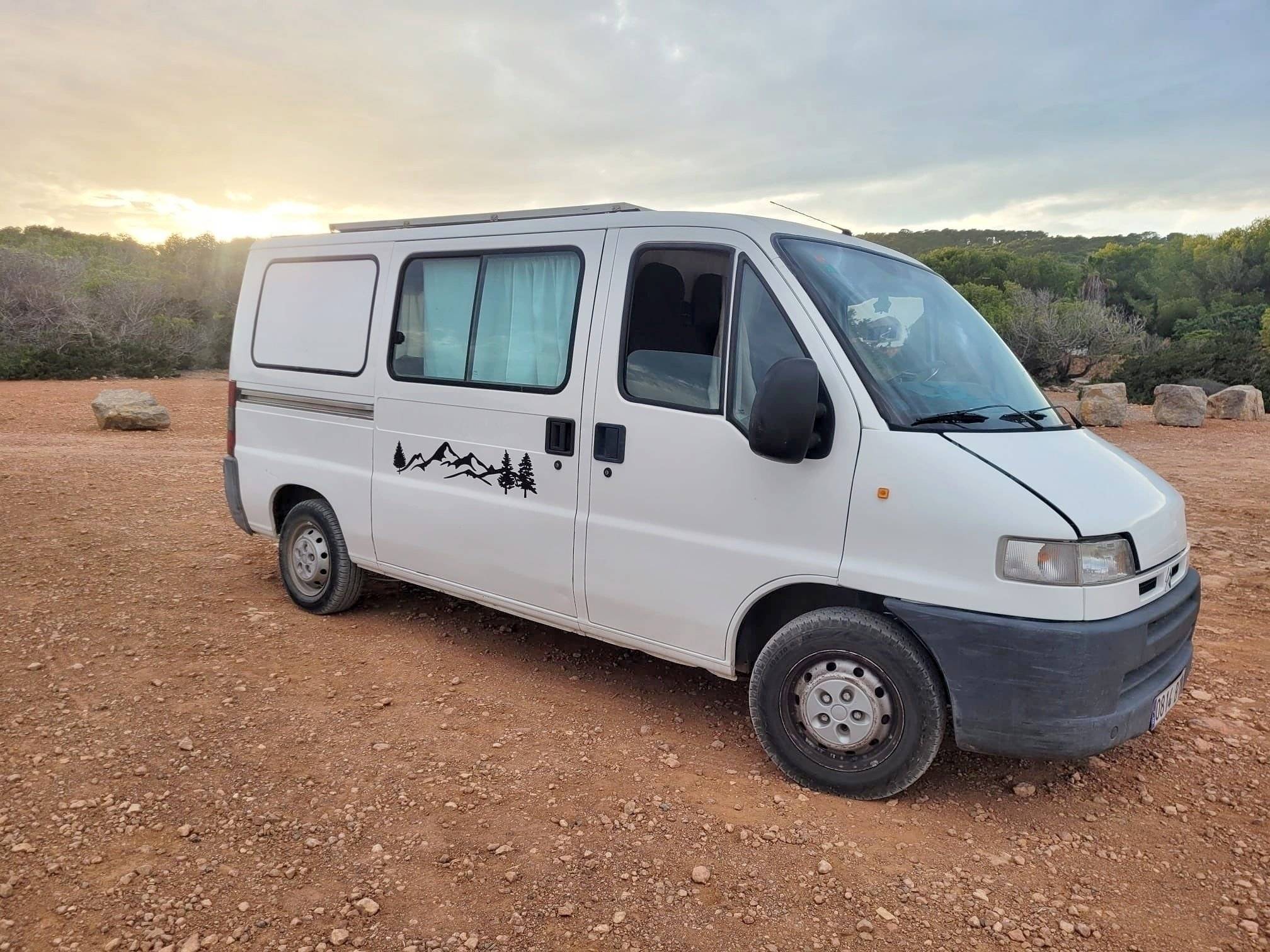 Front view from 3/4 Citroën Jumper 2,5 TD - Yescapa