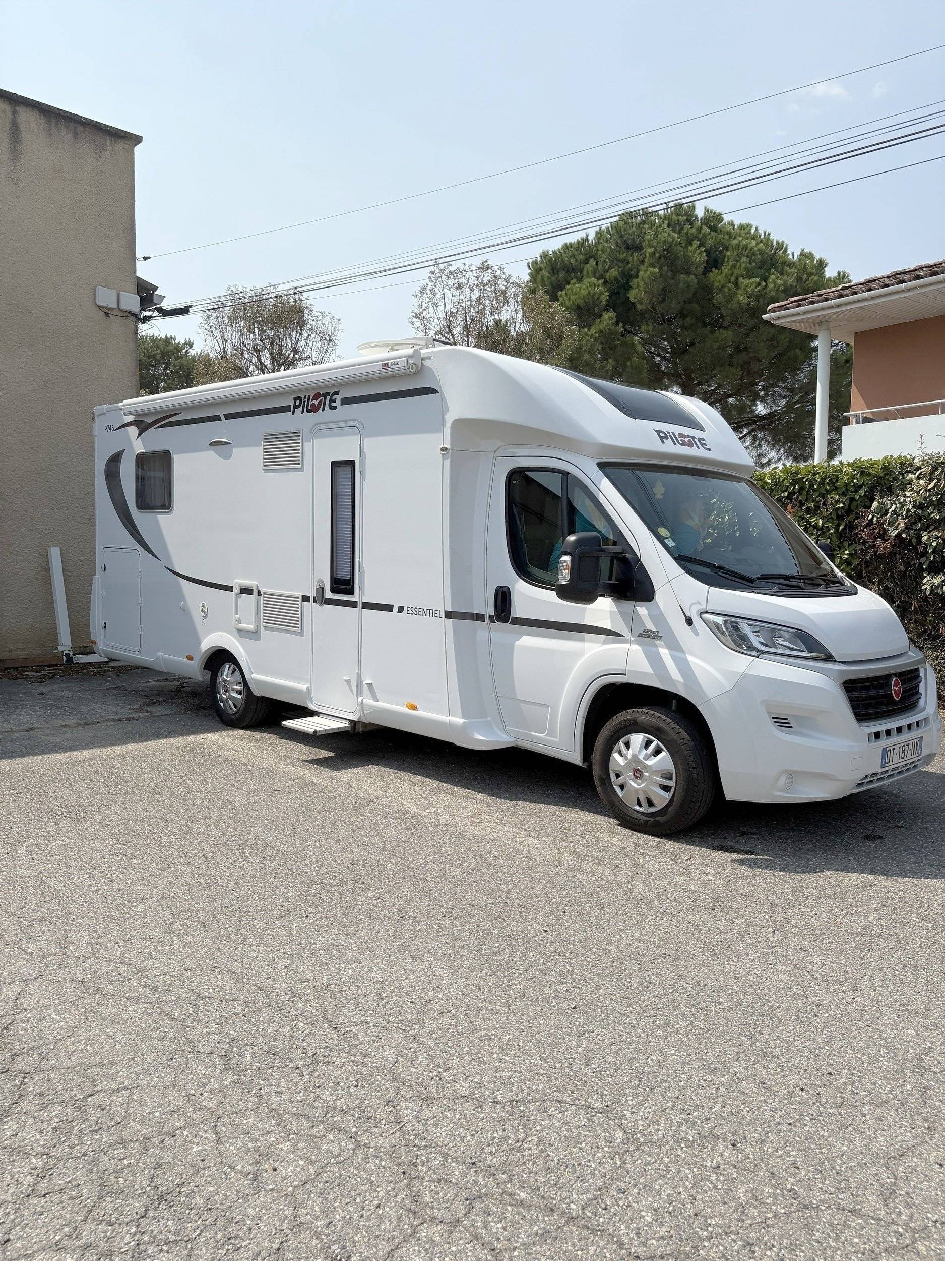 Front view from 3/4 Fiat 2,3 l 130 ch - Yescapa