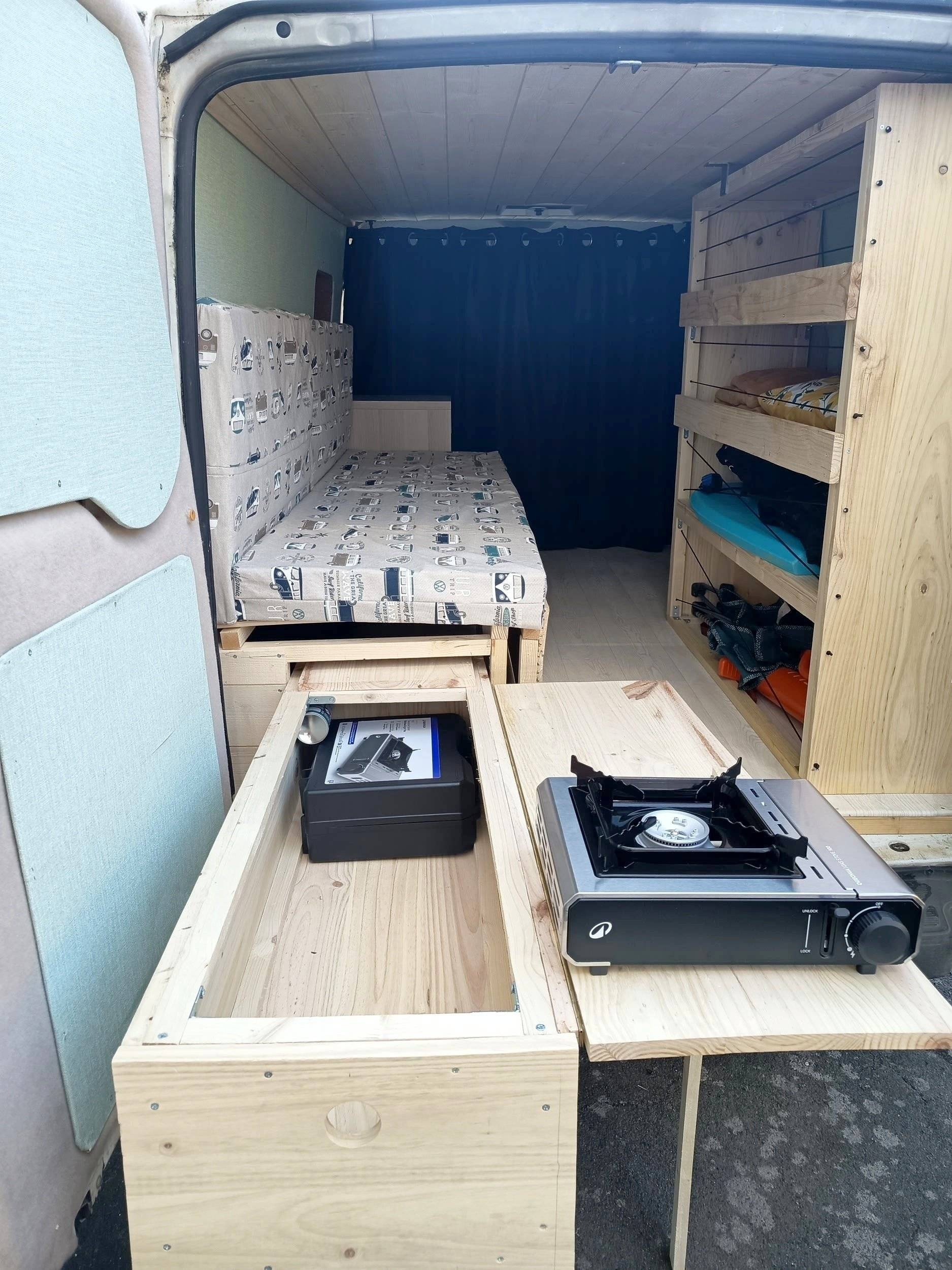 Área de jantar Ford FORD TRANSIT - Yescapa