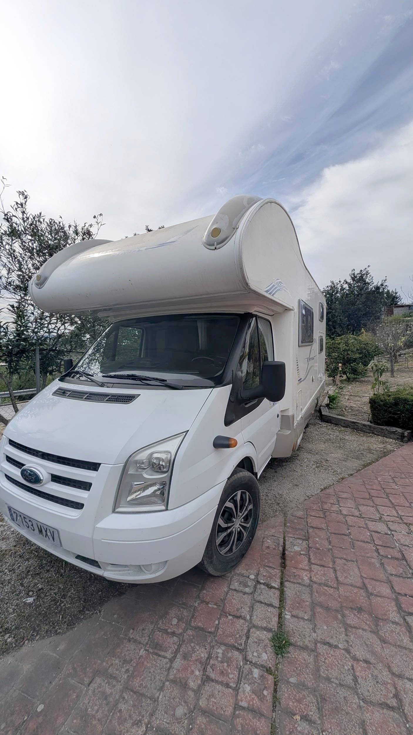 Vue avant de 3/4 Ford Transit - Yescapa