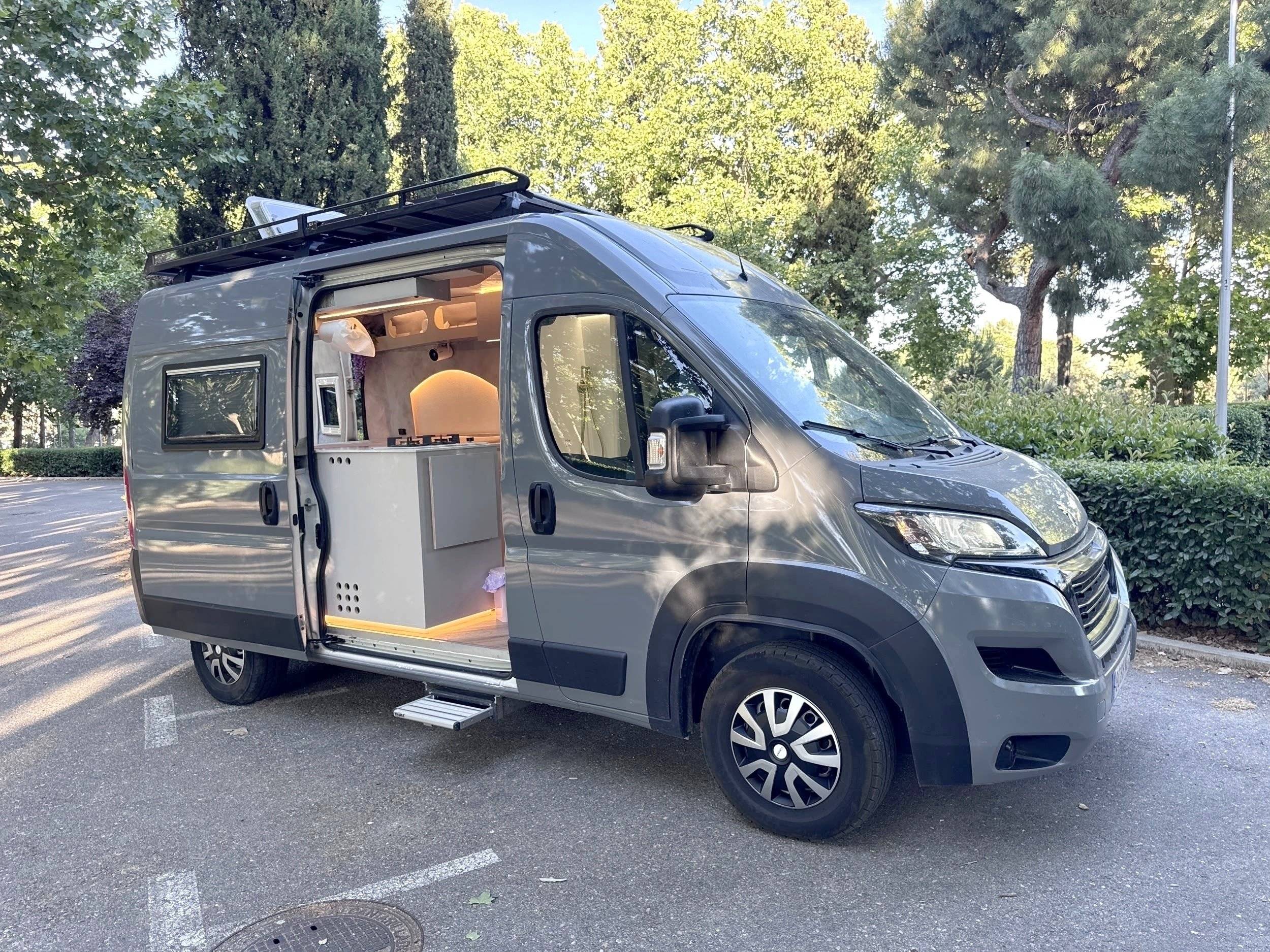 Vista del vehículo ángulo delantero Peugeot Boxer 2,2 l 130 ch - Yescapa