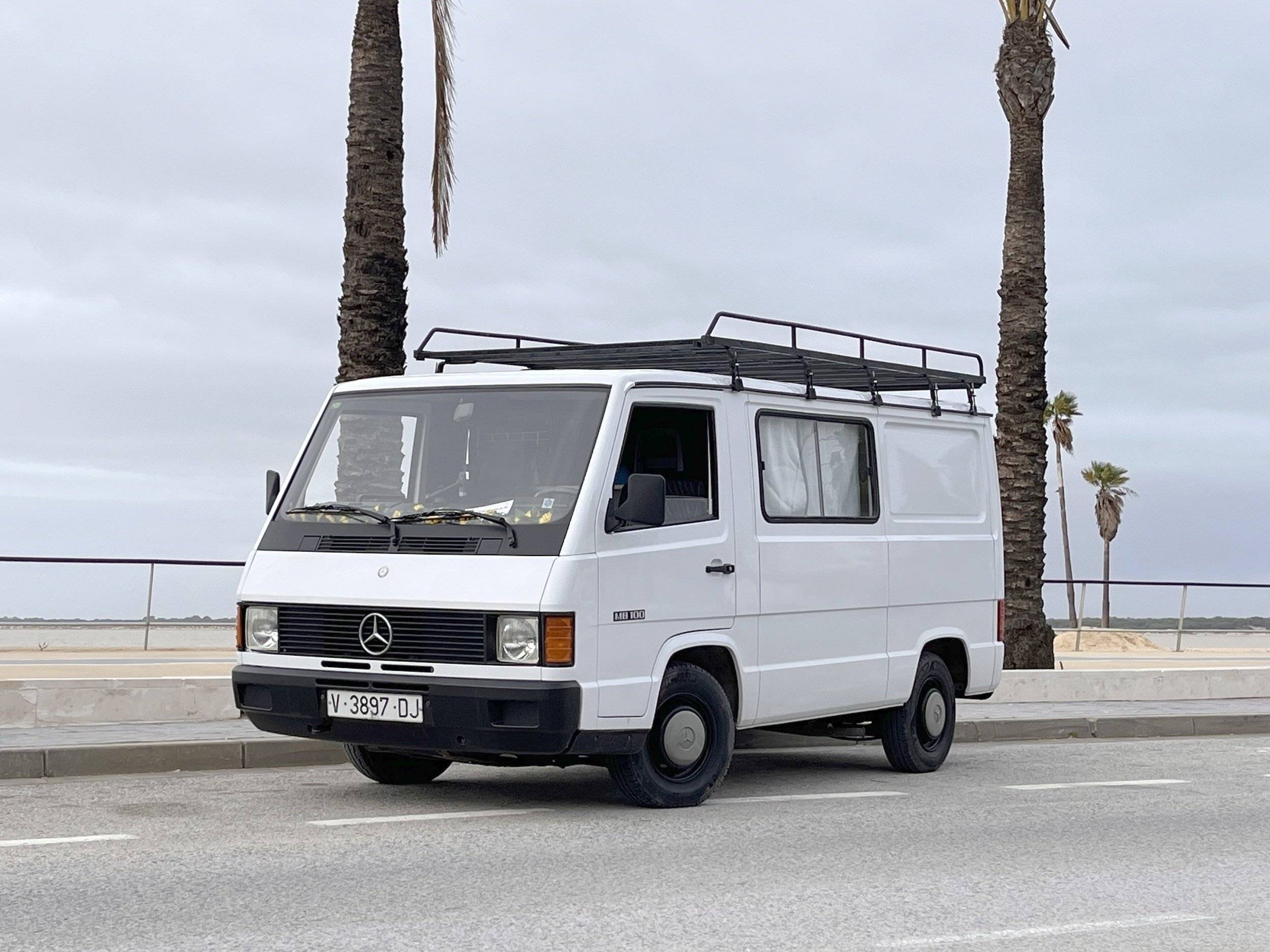 Vista del vehículo ángulo delantero Mercedes mb100 - Yescapa
