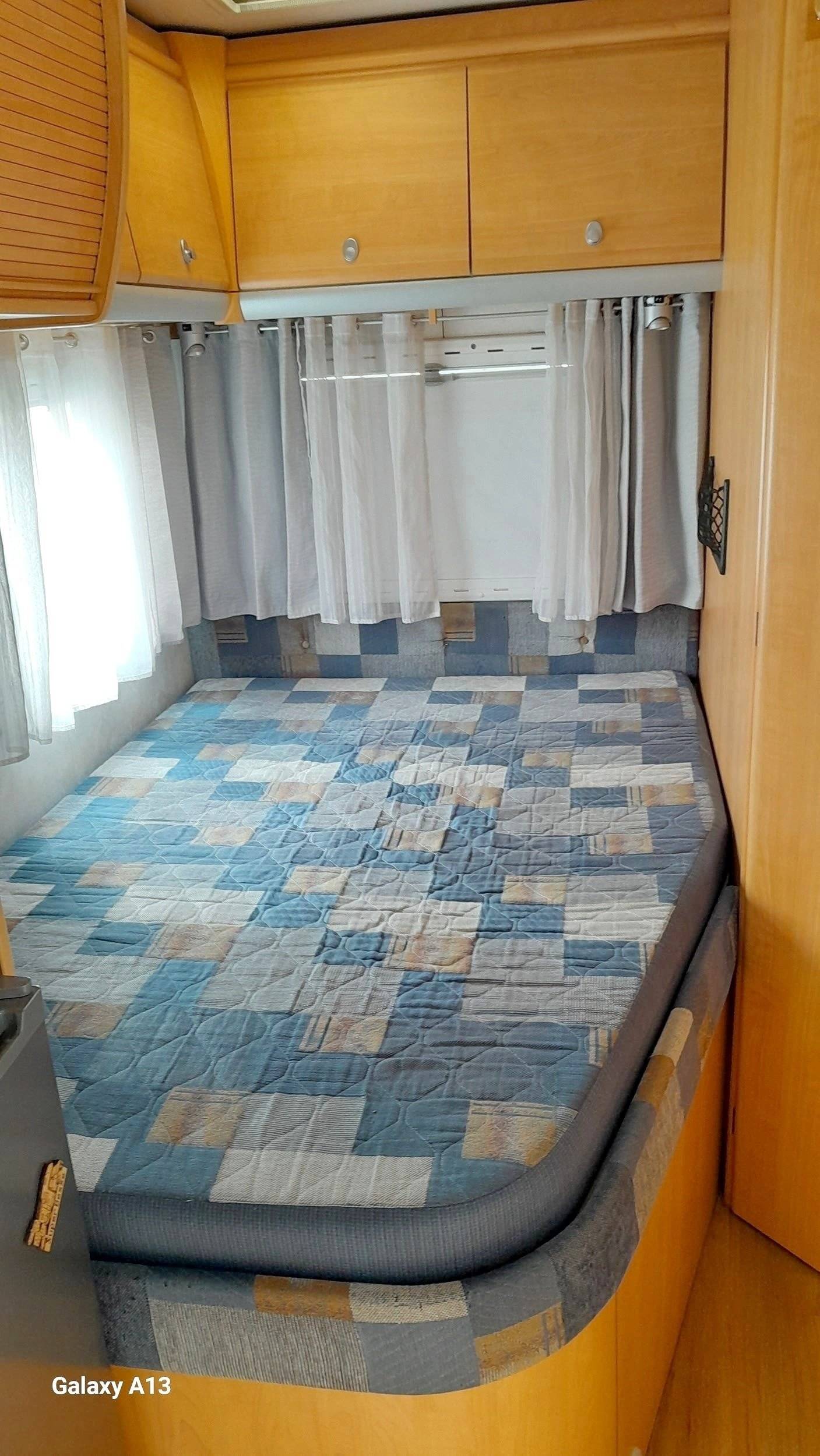 Couchages Ford Transit 2,4 l TDCi 125 ch. - Yescapa