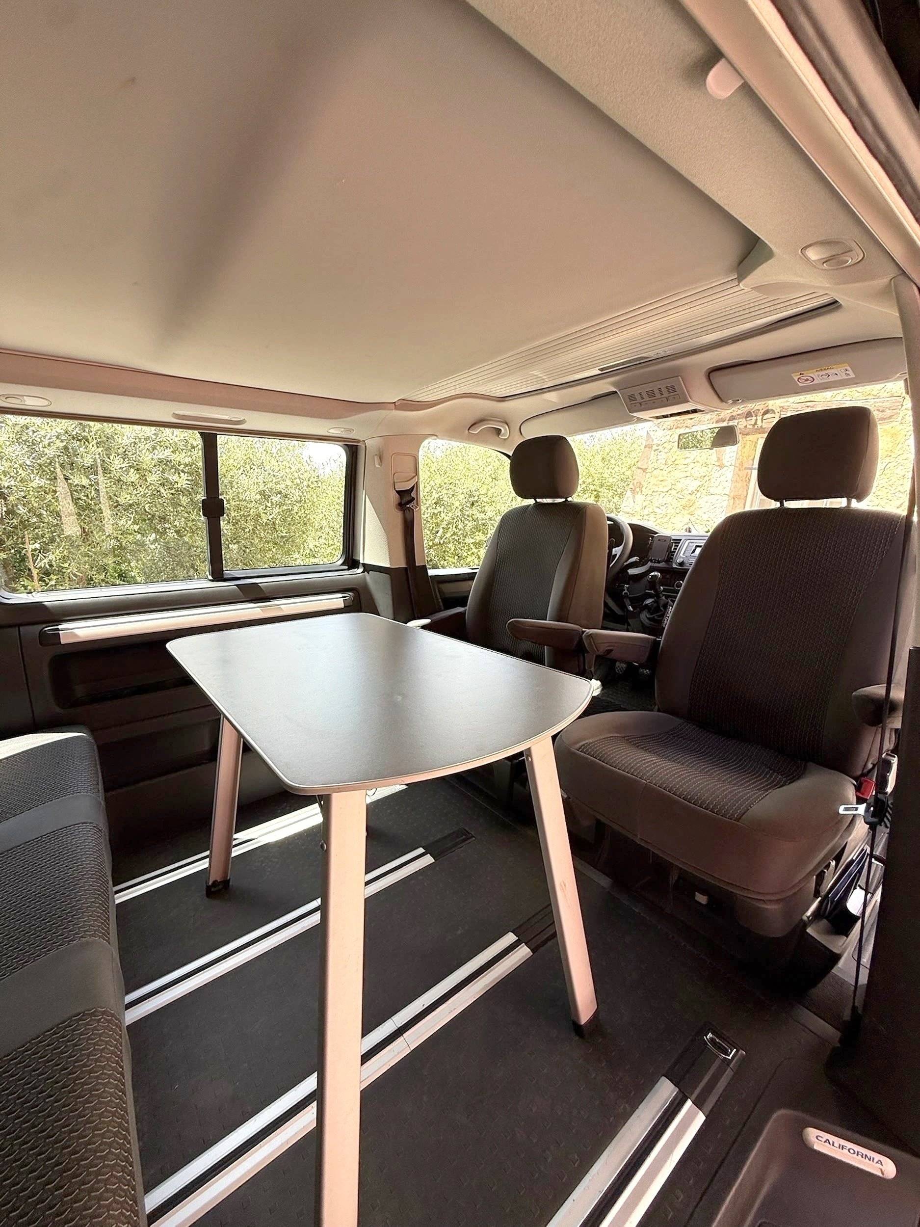 Dinette Volkswagen VOLKSWAGEN CALIFORNIA Beach - Yescapa