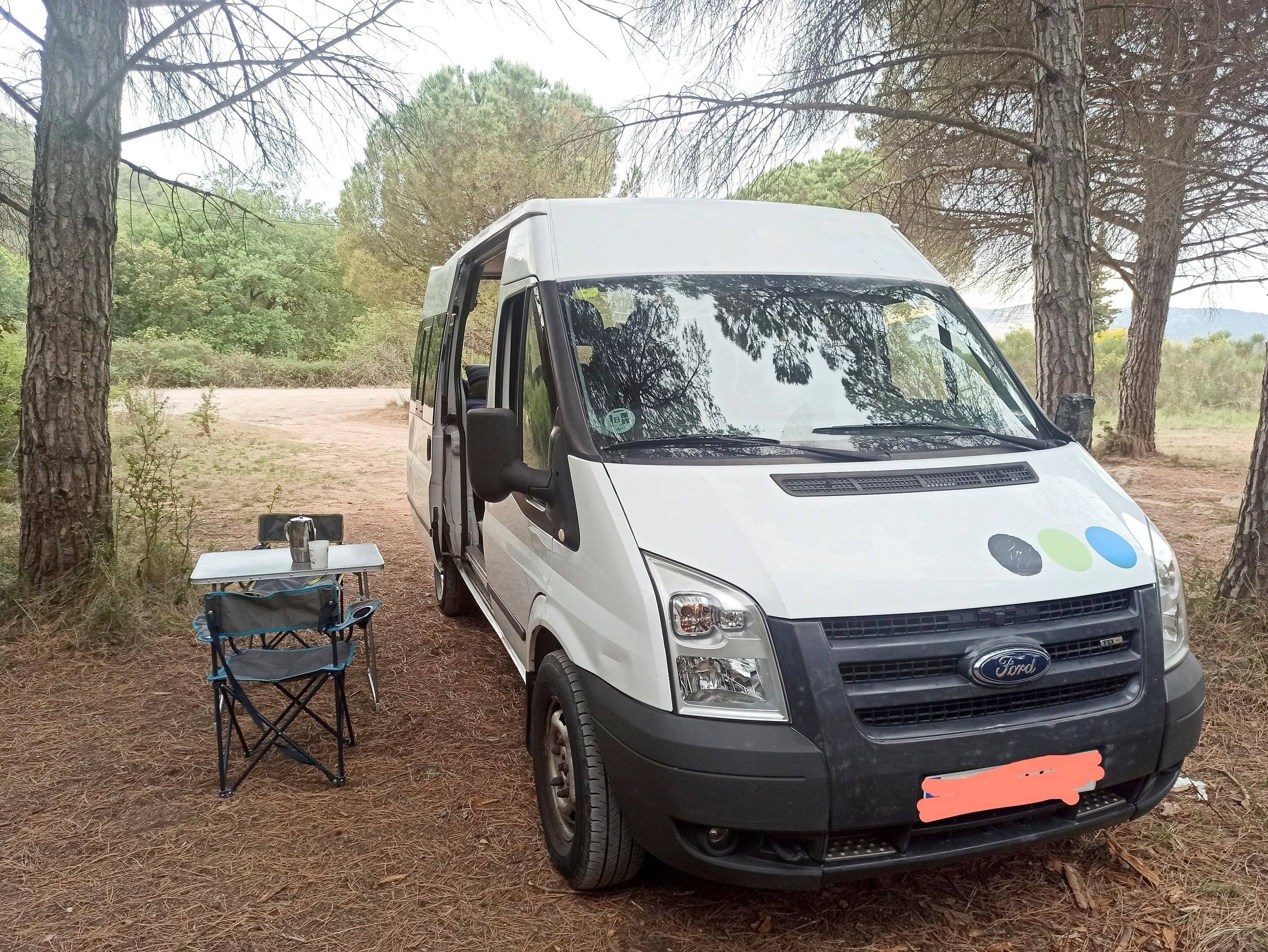 Vista del vehículo ángulo delantero Ford Transit 2,2 l TDCi 110 ch. - Yescapa